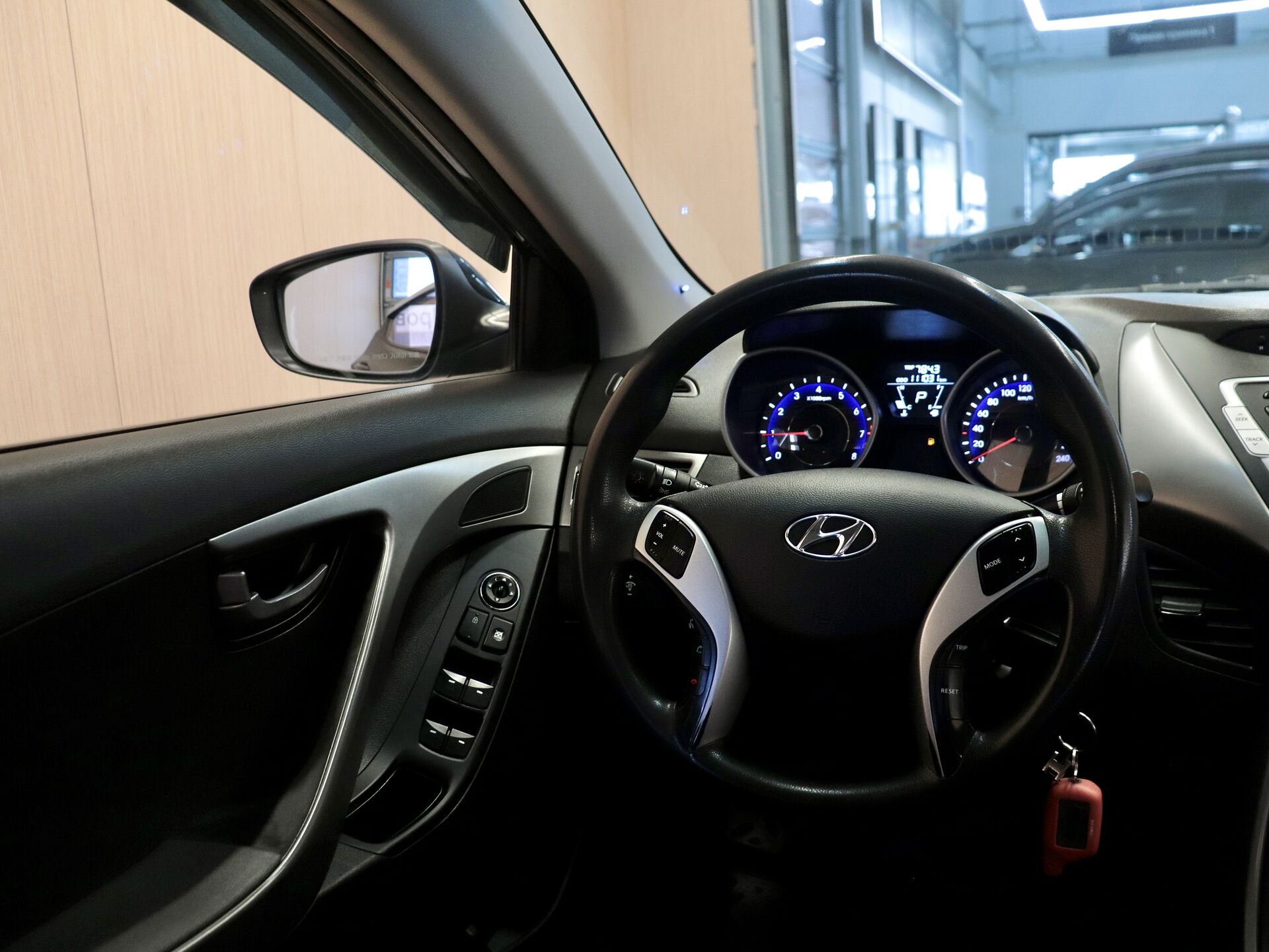 Hyundai Avante 2011 13