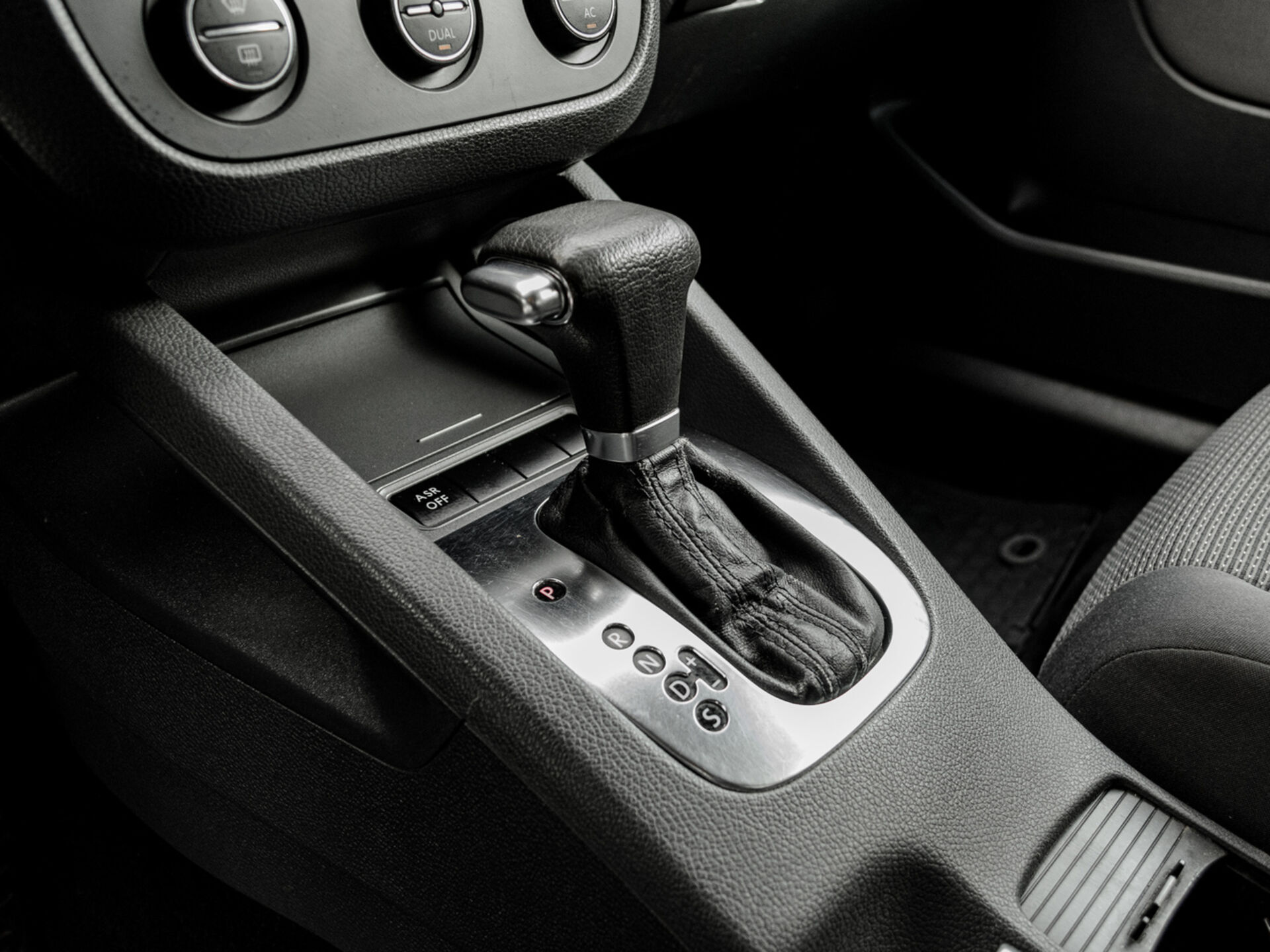 Купить Volkswagen Jetta 1.6 AT (102 л.с.), 2009 в Екатеренбурге