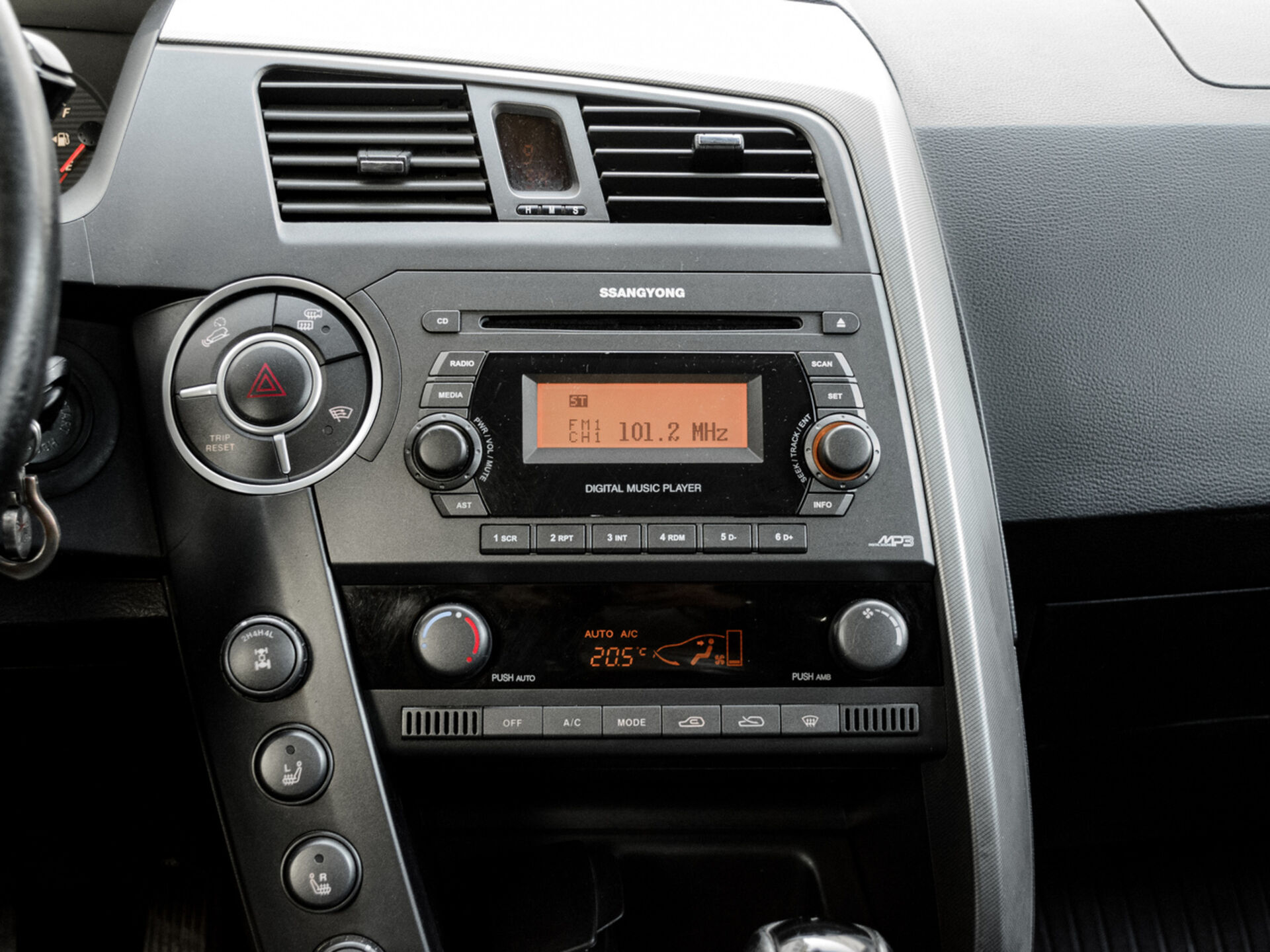 Купить SsangYong Kyron 6-speed 2.3 AT (150 л.с.) 4WD, 2014 в Екатеренбурге
