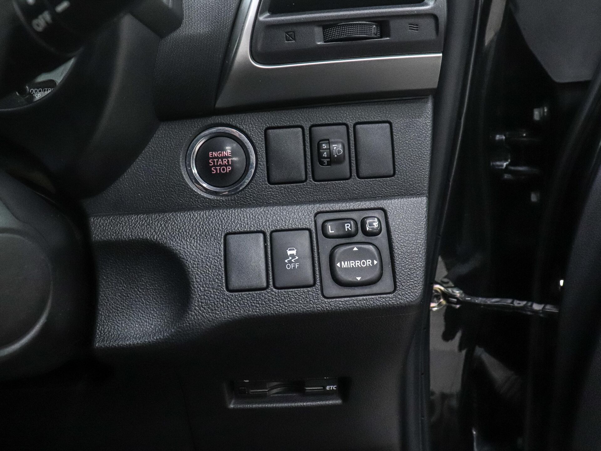 Toyota Ractis 2011 8