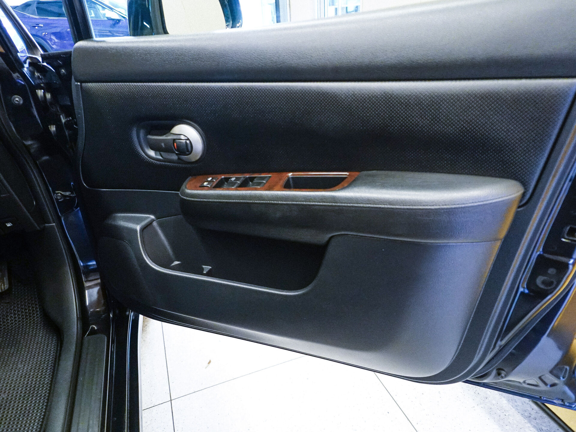 Nissan Tiida 2009 8
