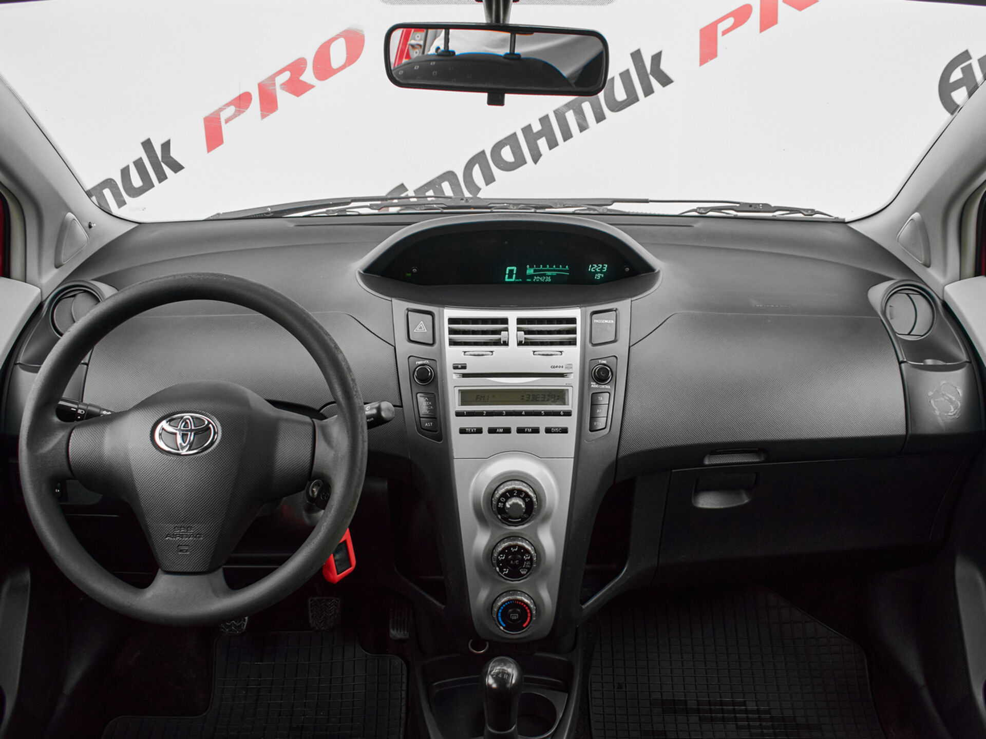 Купить Toyota Yaris 1.0 MT (69 л.с.), 2008 в Екатеренбурге