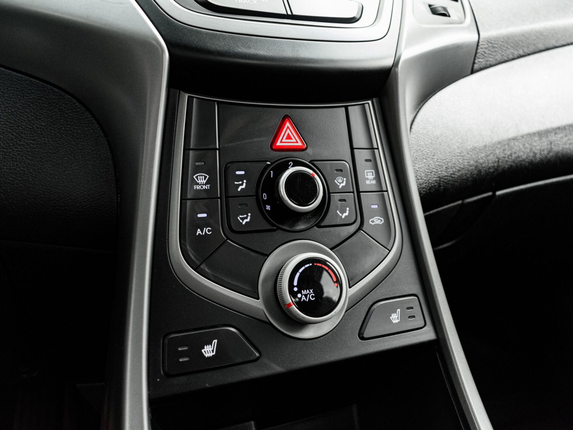 Купить Hyundai Elantra 1.6 MT (132 л.с.), 2015 в Екатеренбурге