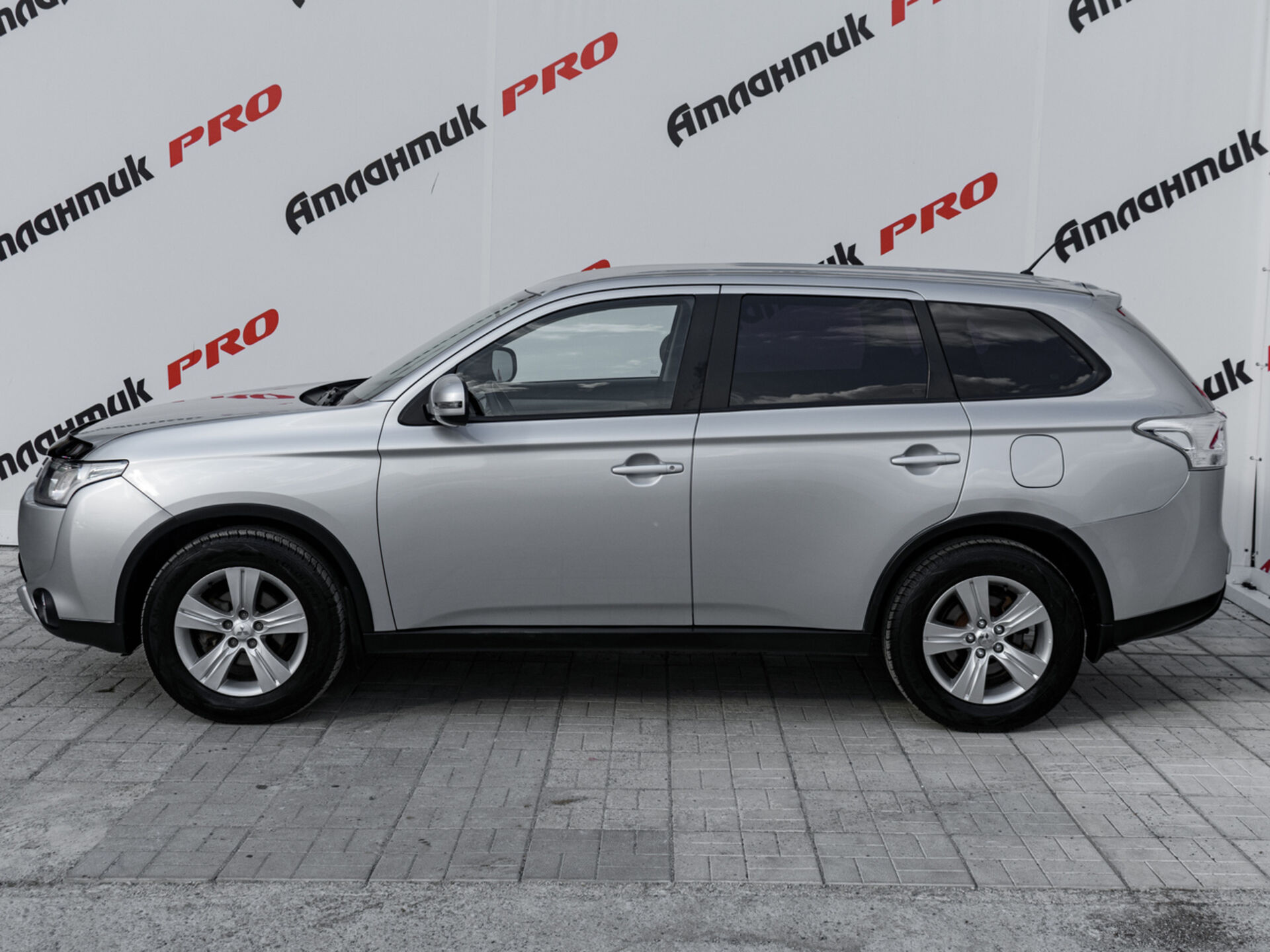 Купить Mitsubishi Outlander 2.0 CVT (146 л.с.) 4WD, 2014 в Екатеренбурге