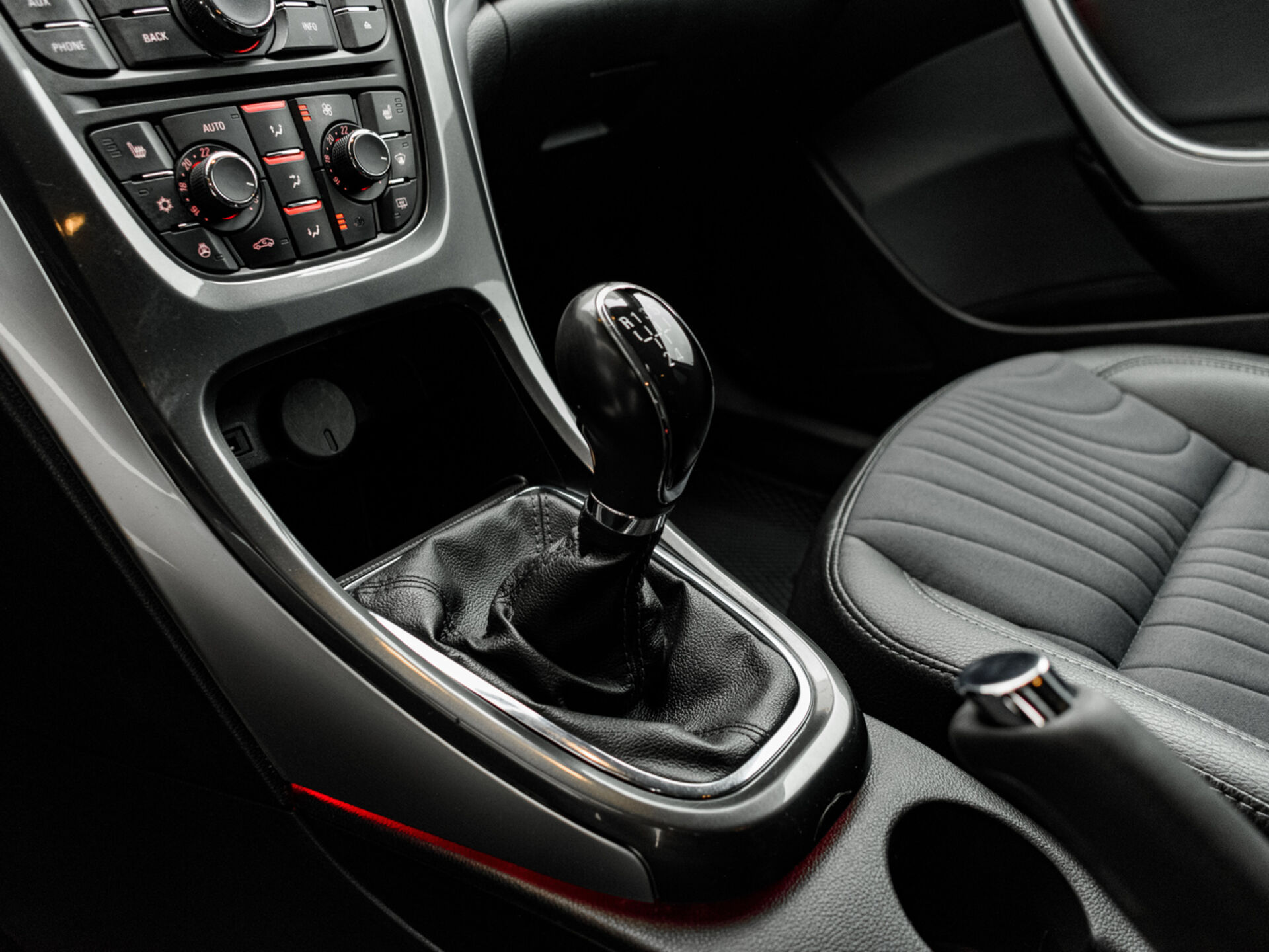 Купить Opel Astra 1.6 MT (115 л.с.), 2013 в Екатеренбурге