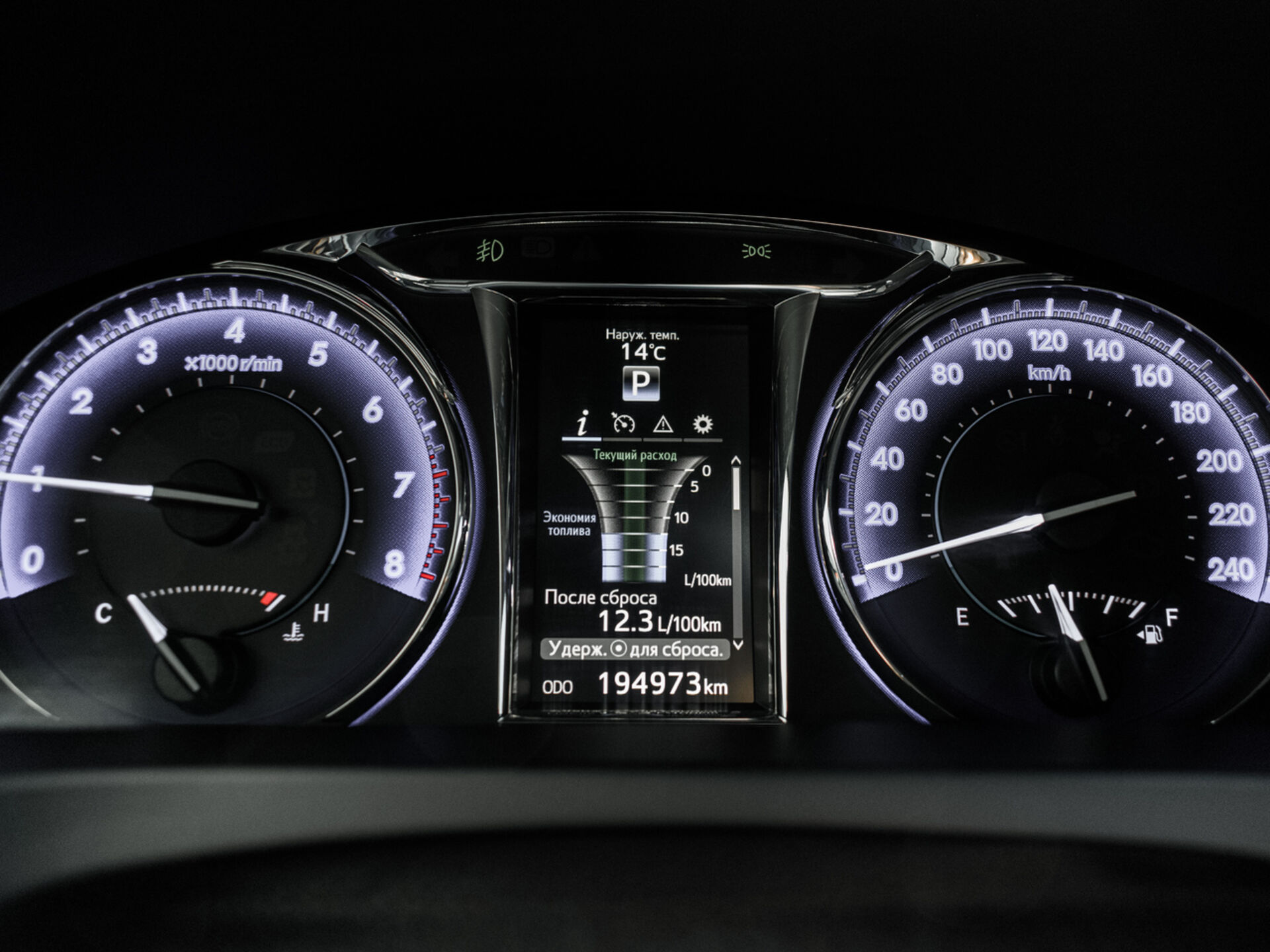 Купить Toyota Camry 2.0 AT (150 л.с.), 2015 в Екатеренбурге