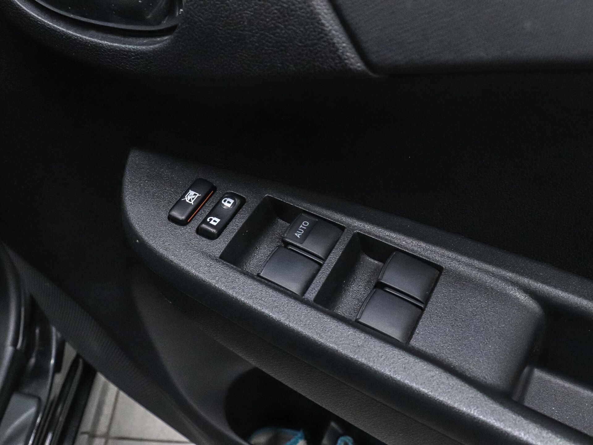 Toyota Ractis 2011 9