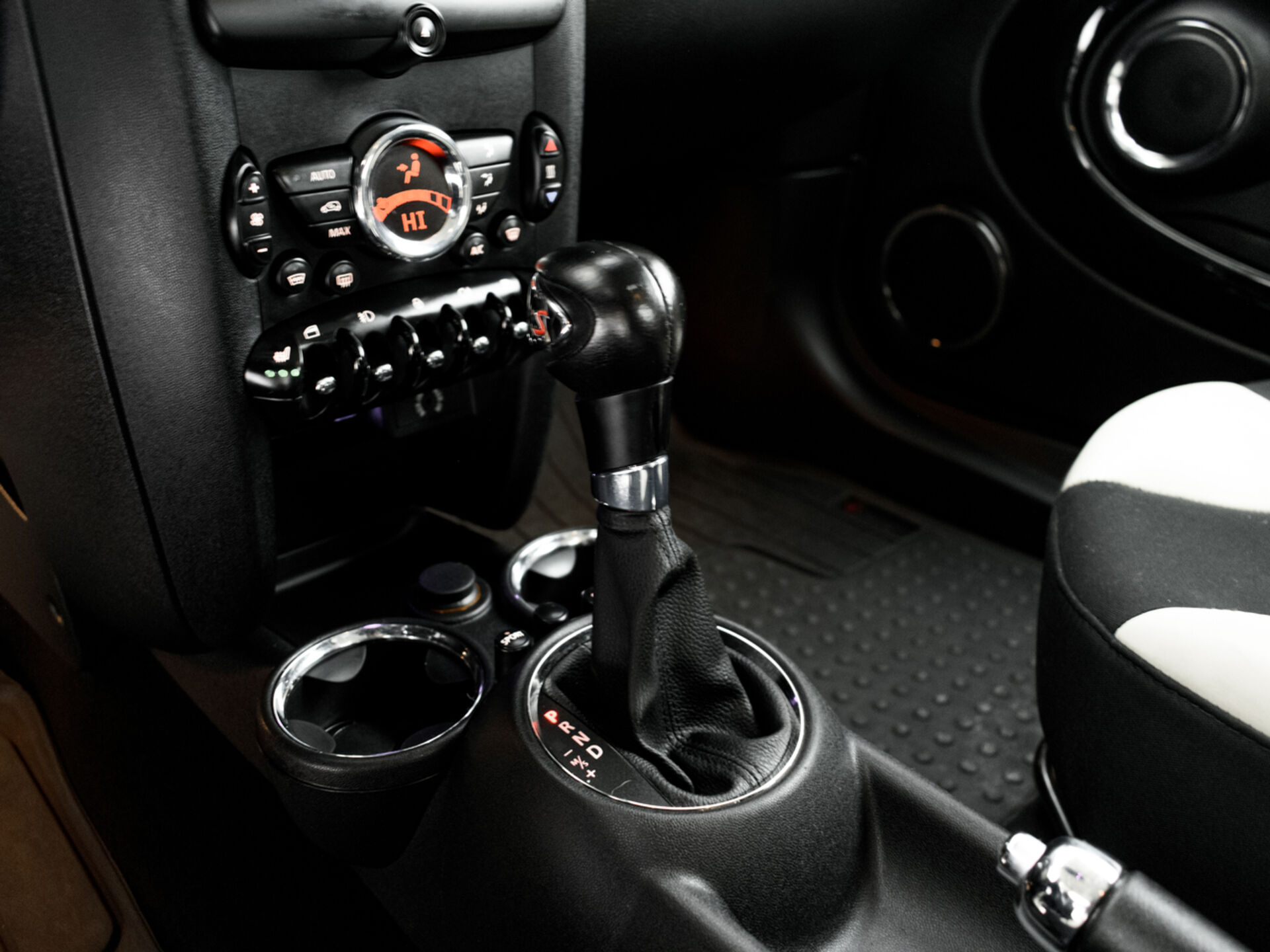 Купить MINI Hatch Cooper S 1.6 AT (184 л.с.), 2012 в Екатеренбурге