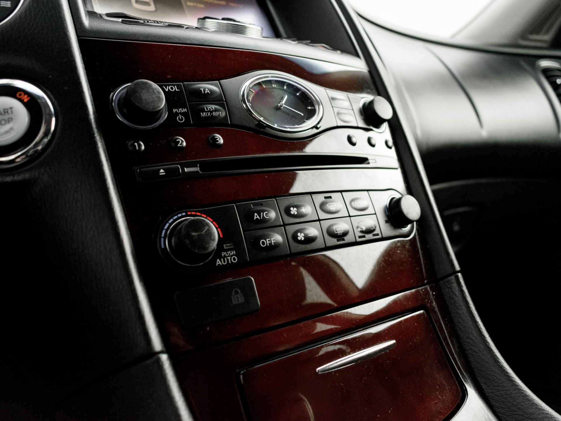 Купить Infiniti QX50 2.5 AT (222 л.с.) 4WD, 2014 в Екатеренбурге