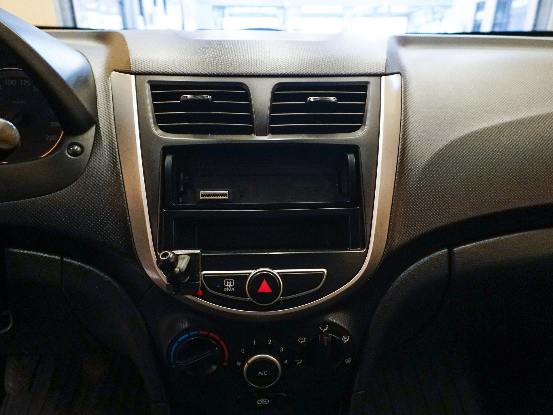 Hyundai Solaris 2012 12