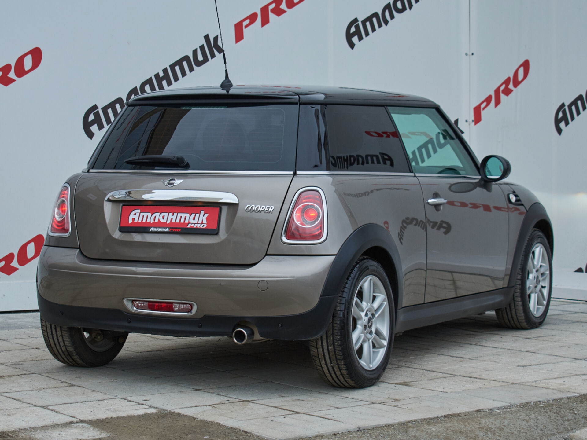 Купить MINI Hatch Cooper 1.6 AT (122 л.с.), 2011 в Екатеренбурге