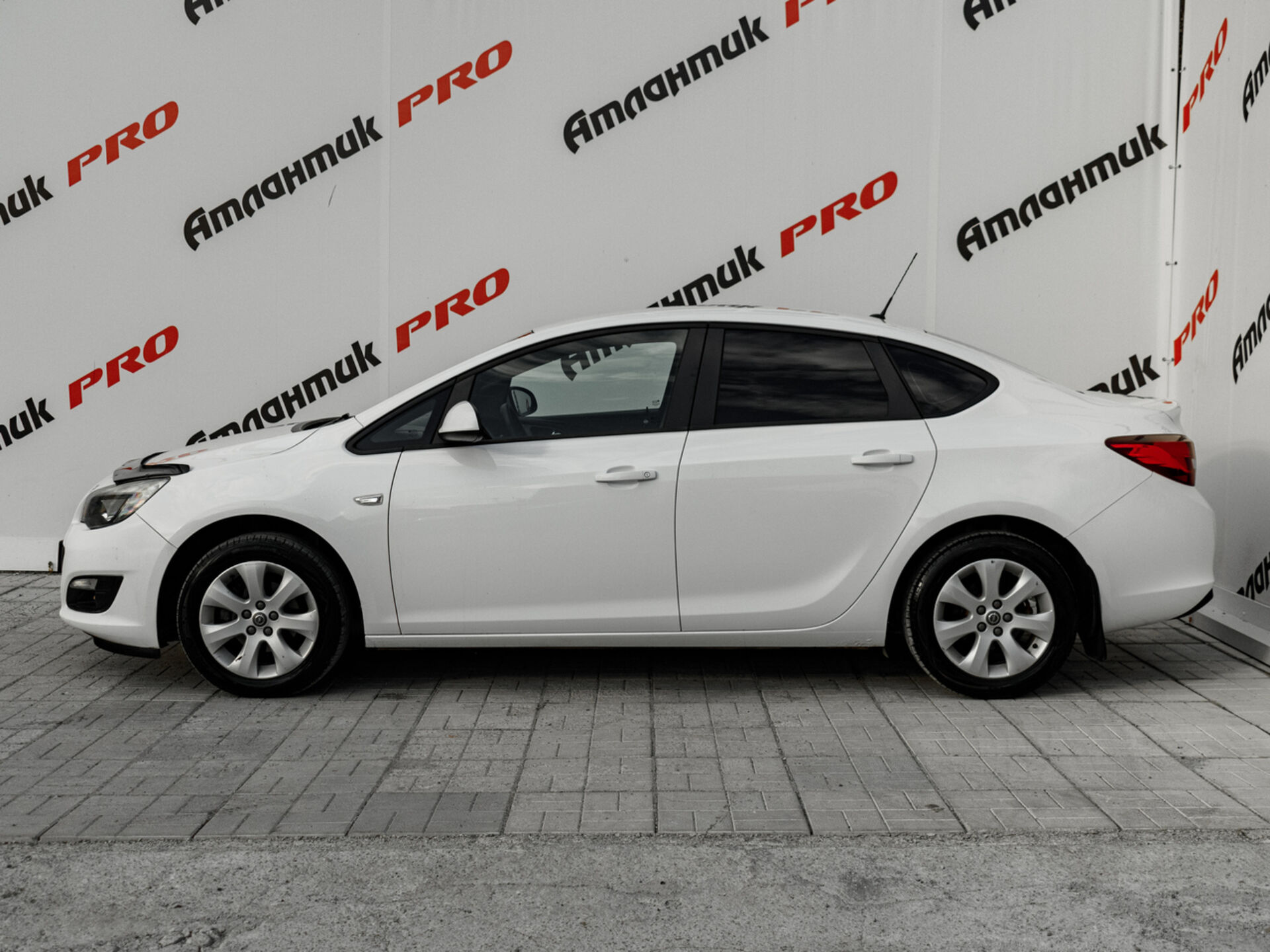 Купить Opel Astra 1.6 MT (115 л.с.), 2013 в Екатеренбурге