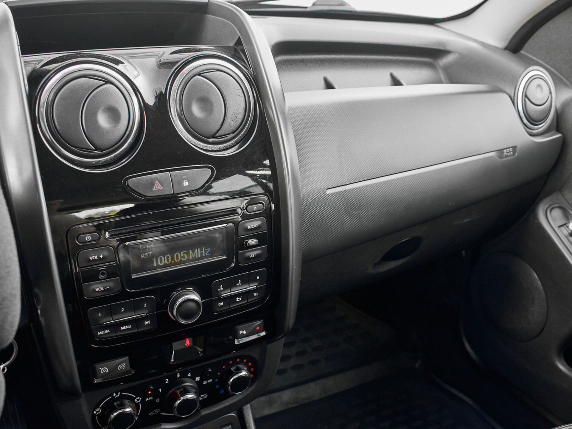 Купить Renault Duster 2.0 MT (143 л.с.) 4WD, 2015 в Екатеренбурге