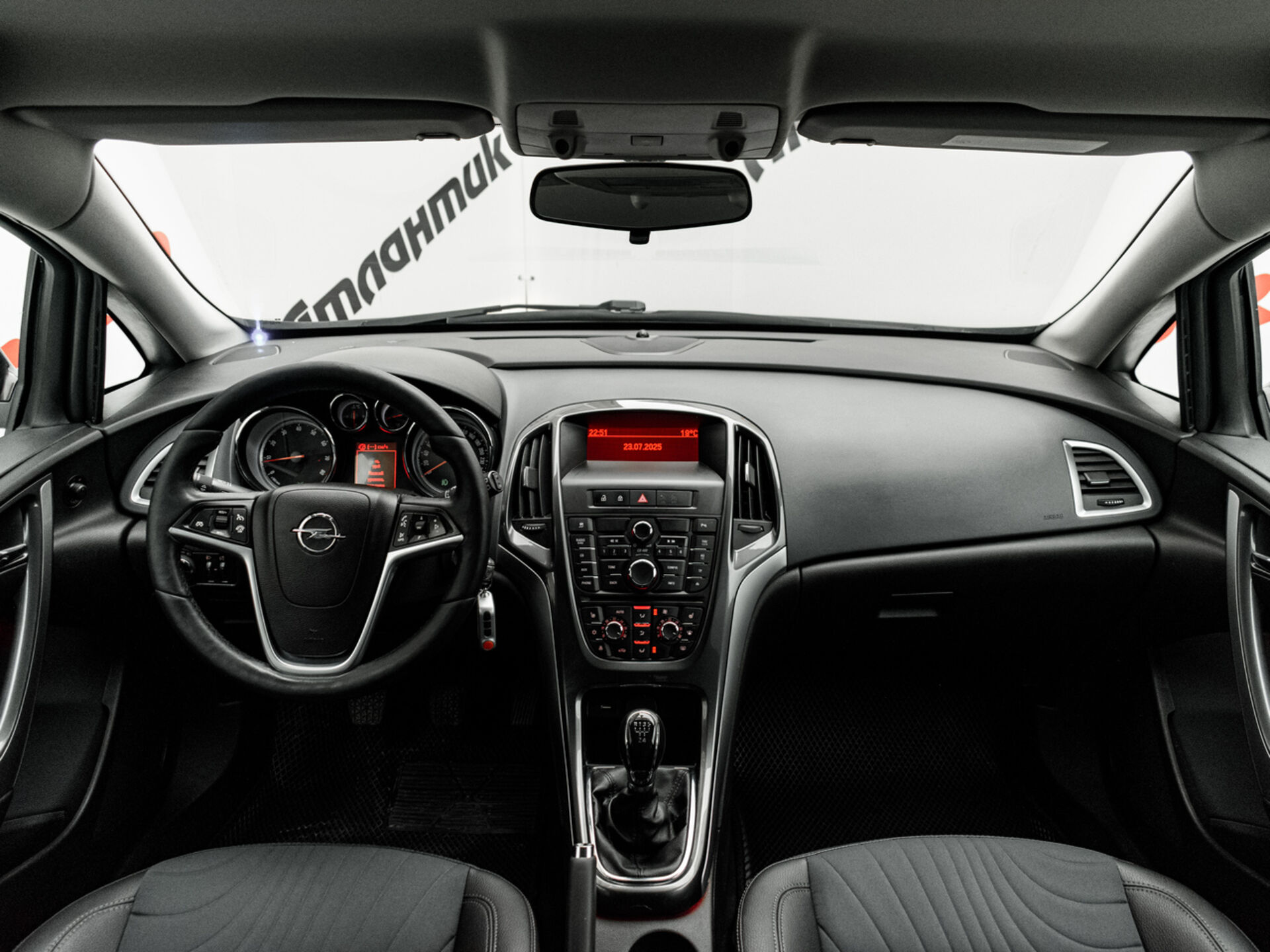 Купить Opel Astra 1.6 MT (115 л.с.), 2013 в Екатеренбурге