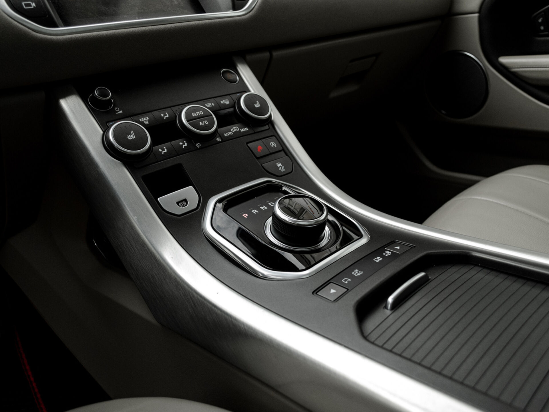 Купить Land Rover Range Rover Evoque 2.0d AT (150 л.с.) 4WD, 2017 в Екатеренбурге
