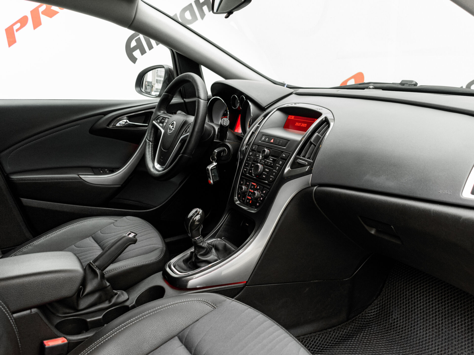 Купить Opel Astra 1.6 MT (115 л.с.), 2013 в Екатеренбурге