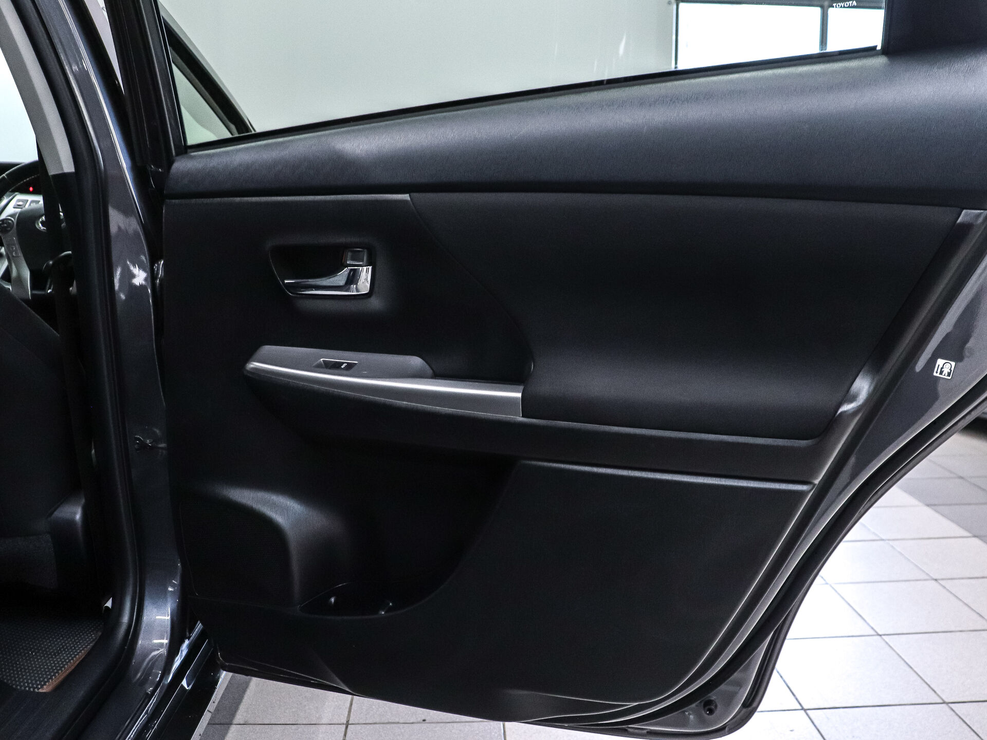 Toyota Prius Alpha 2018 19