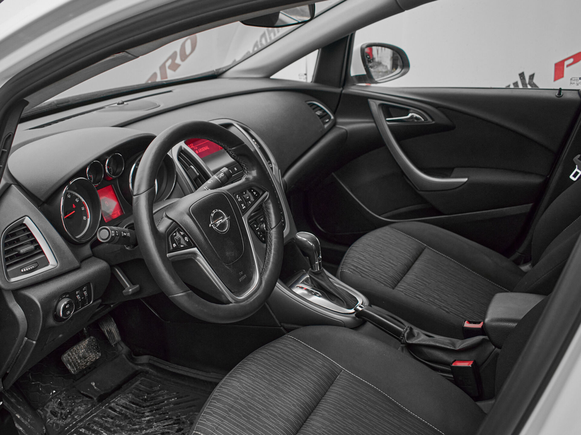 Купить Opel Astra 1.6 AT (115 л.с.), 2013 в Екатеренбурге