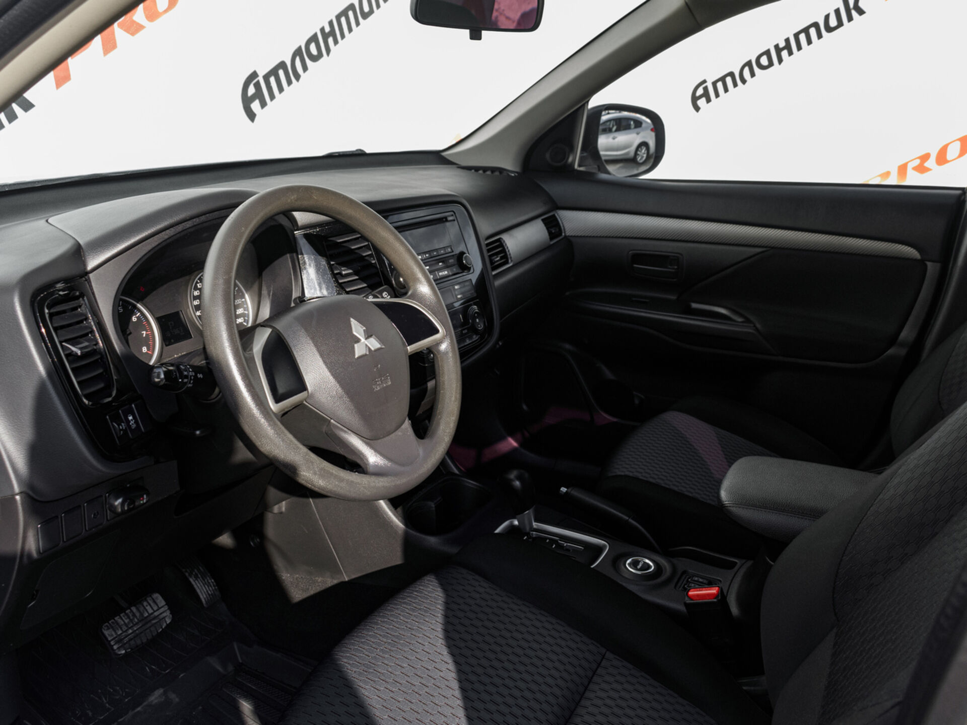 Купить Mitsubishi Outlander 2.0 CVT (146 л.с.) 4WD, 2014 в Екатеренбурге
