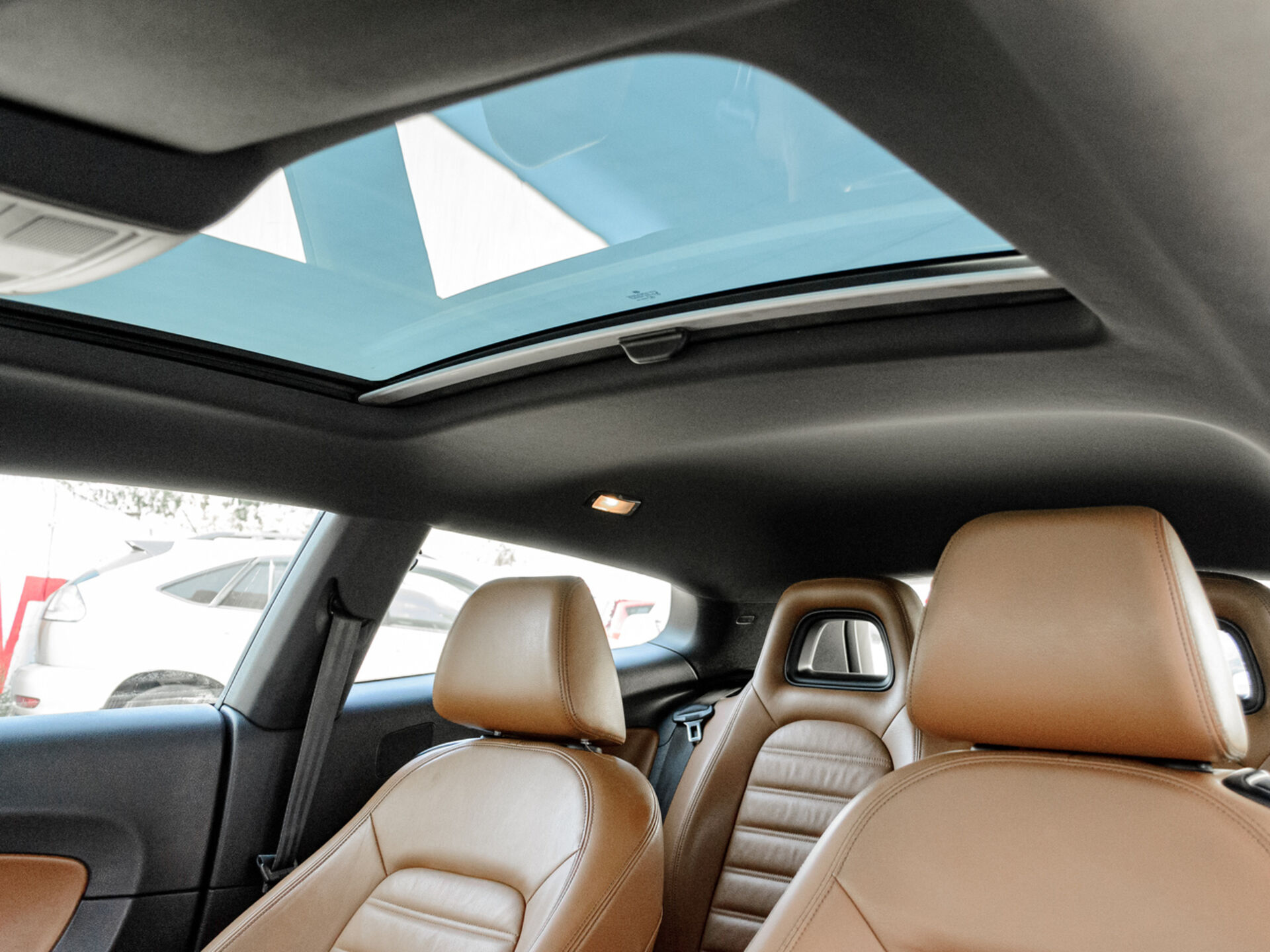 Купить Volkswagen Scirocco 2.0 AMT (211 л.с.), 2011 в Екатеренбурге