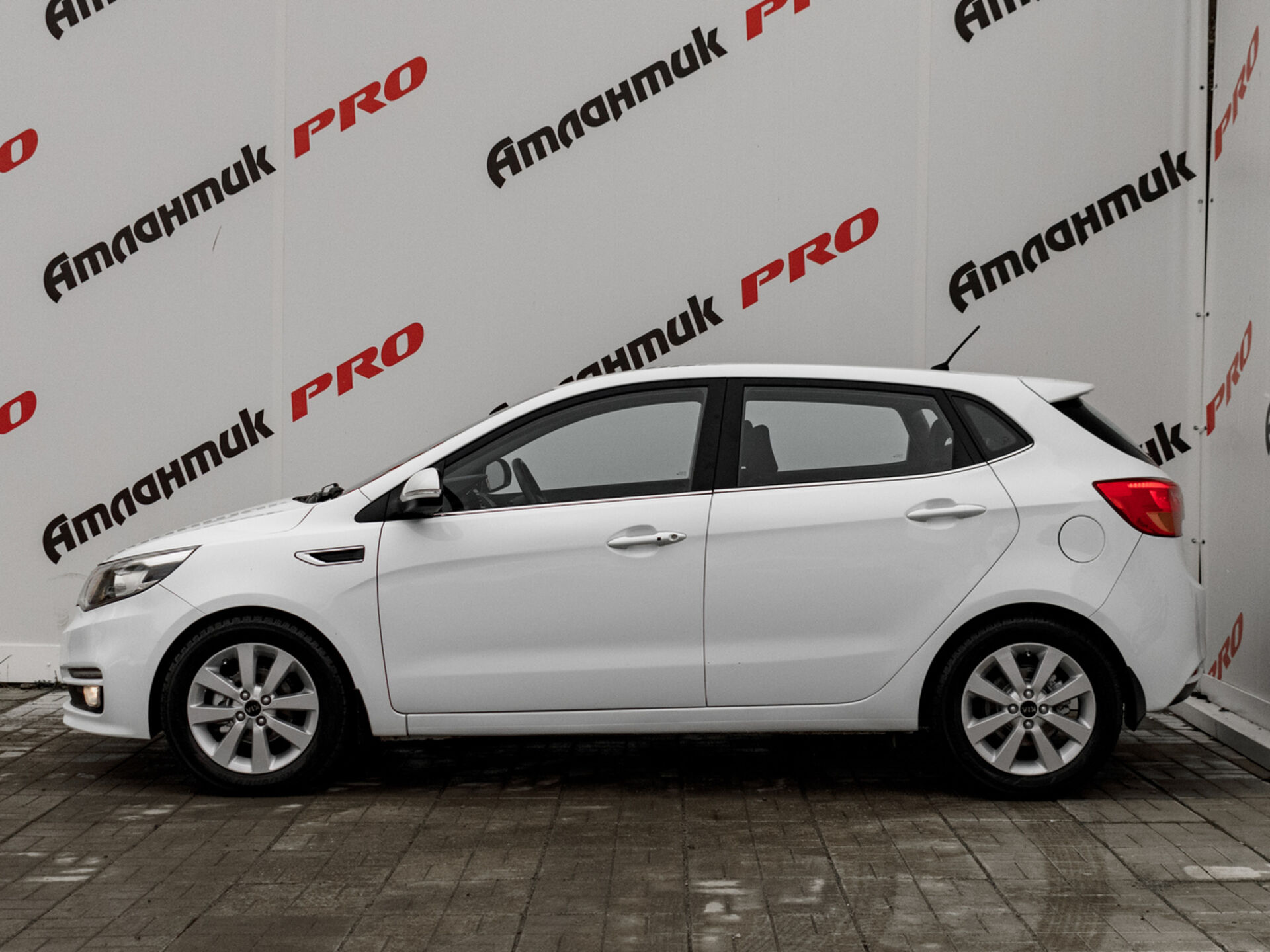 Купить Kia Rio 1.6 AT (123 л.с.), 2015 в Екатеренбурге