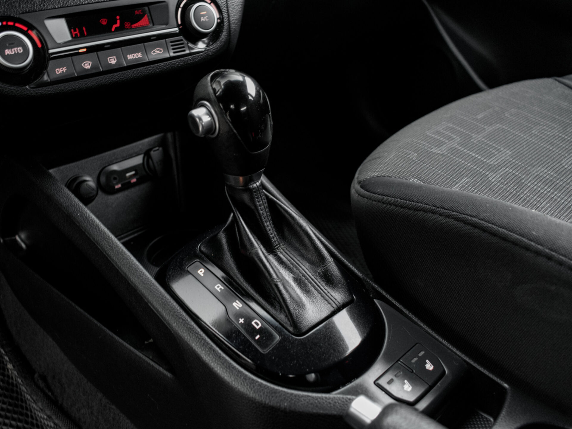 Купить Kia Rio 1.6 AT (123 л.с.), 2015 в Екатеренбурге