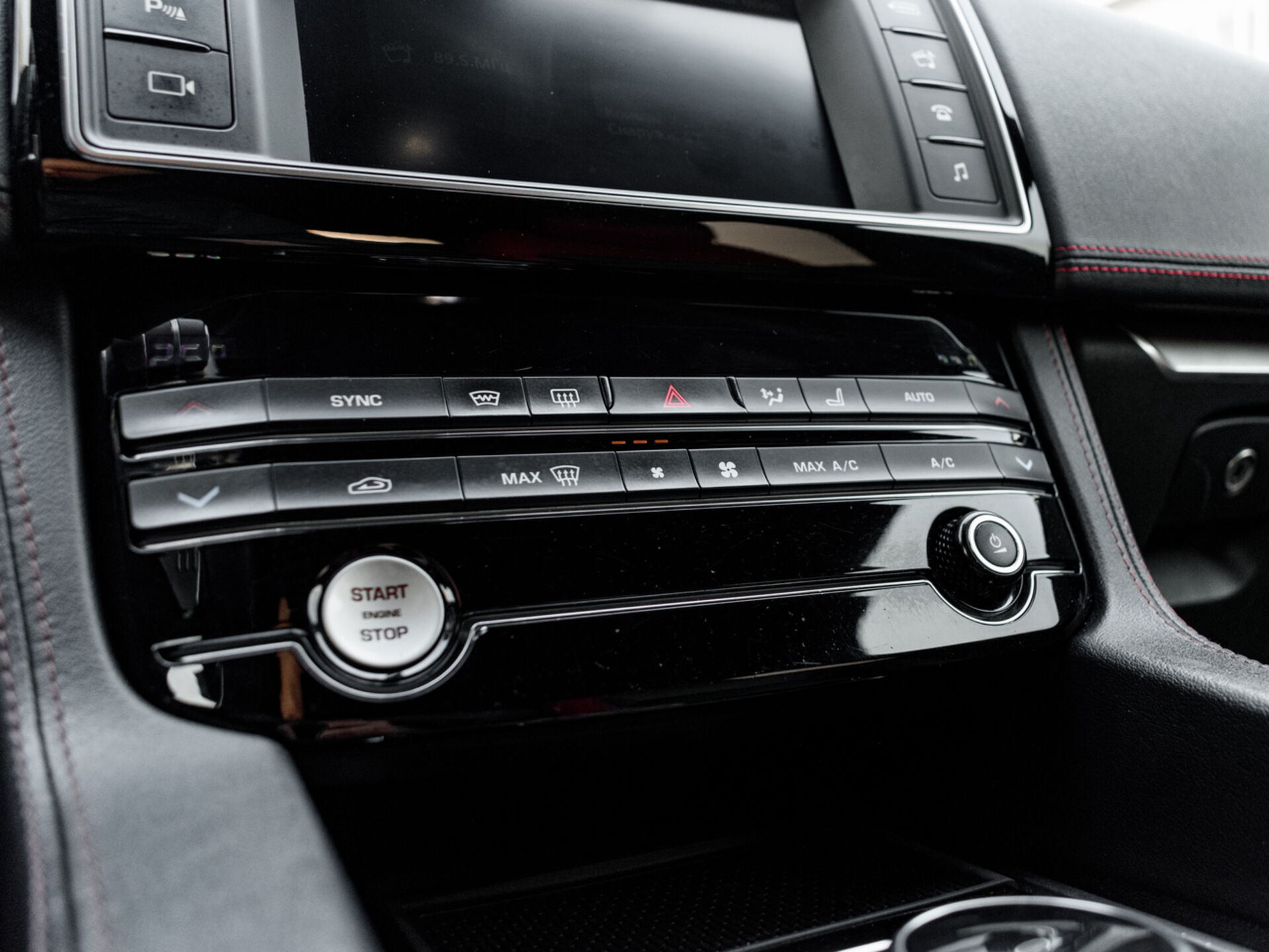 Купить Jaguar F-Pace 3.0d AT (300 л.с.) 4WD, 2018 в Екатеренбурге