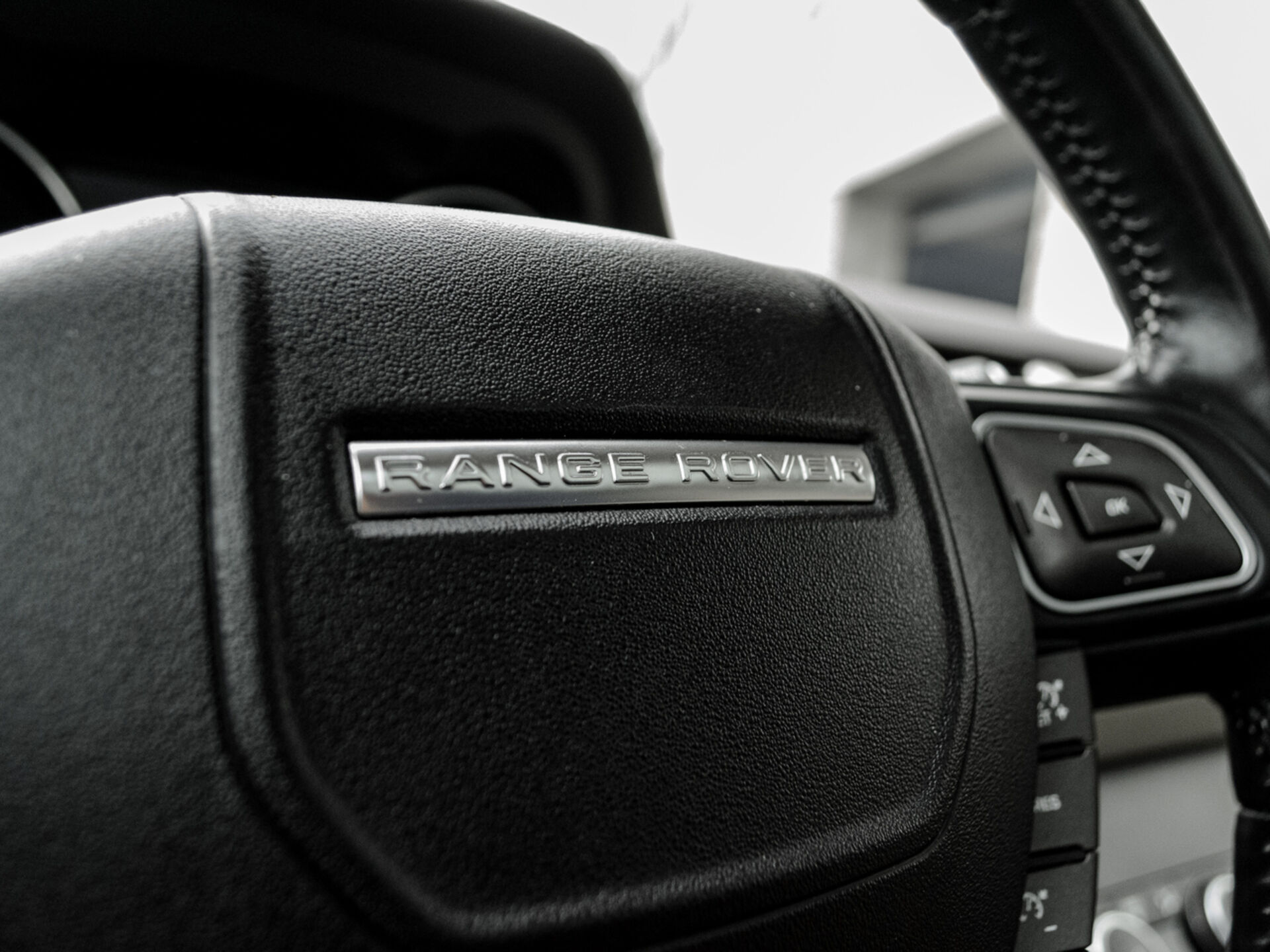 Купить Land Rover Range Rover Evoque 2.0d AT (150 л.с.) 4WD, 2017 в Екатеренбурге