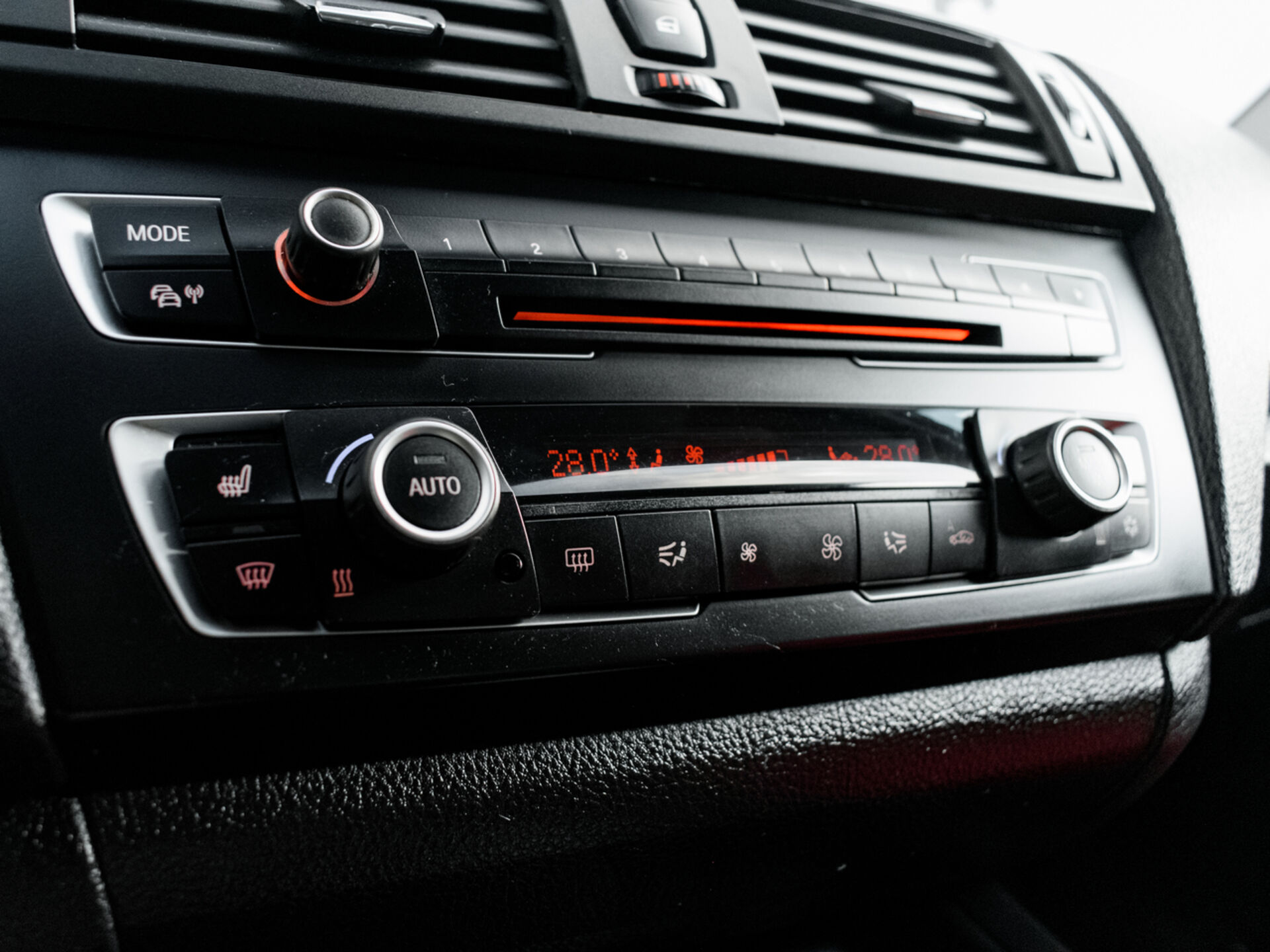 Купить BMW 1 серии 118i 1.6 AT (170 л.с.), 2011 в Екатеренбурге