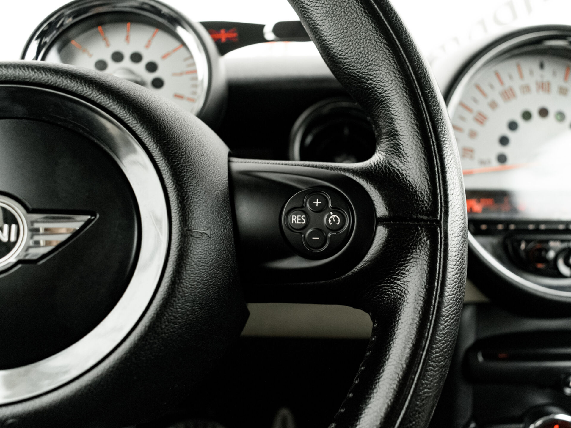 Купить MINI Hatch Cooper S 1.6 AT (184 л.с.), 2012 в Екатеренбурге