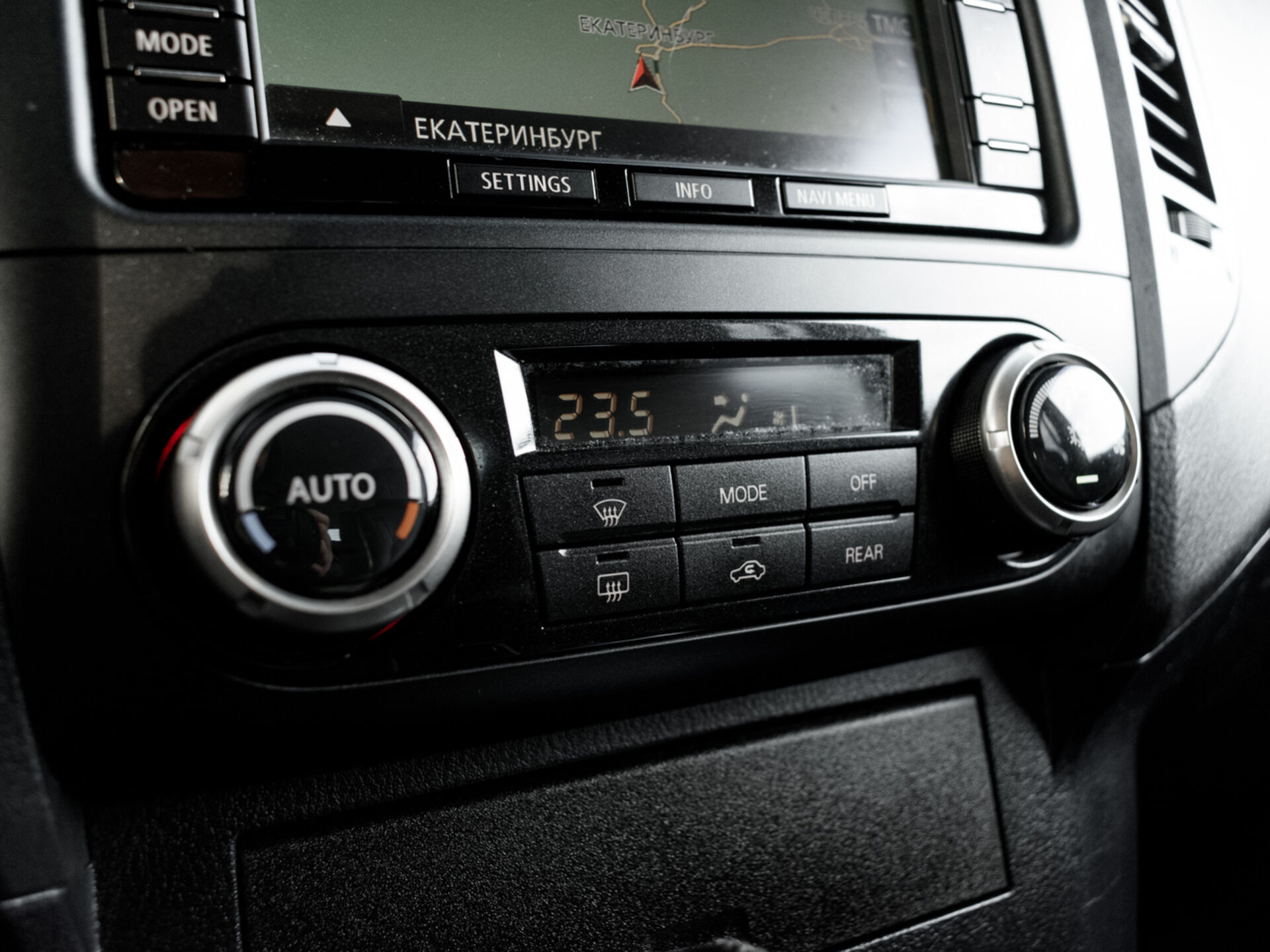 Купить Mitsubishi Pajero 3.0 AT (178 л.с.) 4WD, 2012 в Екатеренбурге