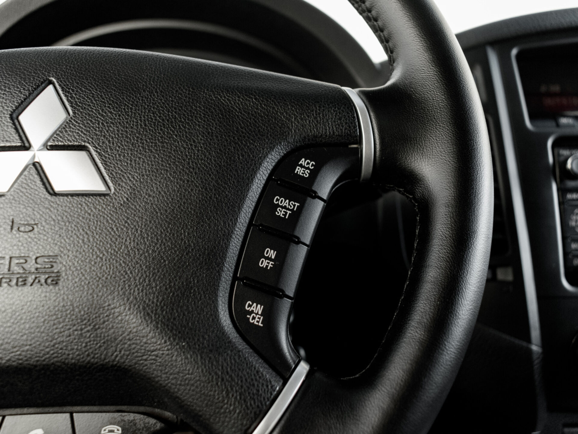 Купить Mitsubishi Pajero 3.0 AT (178 л.с.) 4WD, 2012 в Екатеренбурге