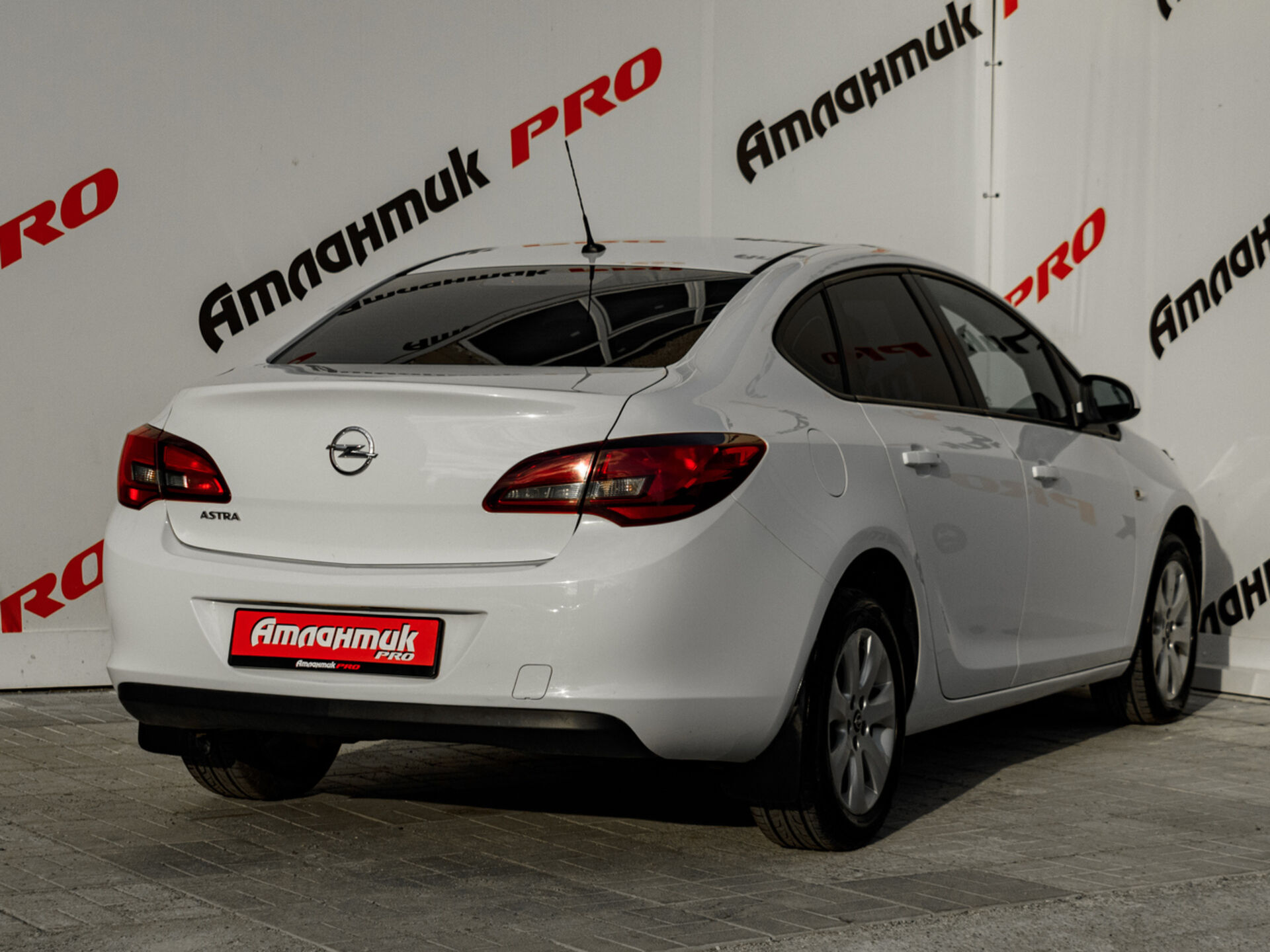 Купить Opel Astra 1.6 MT (115 л.с.), 2013 в Екатеренбурге