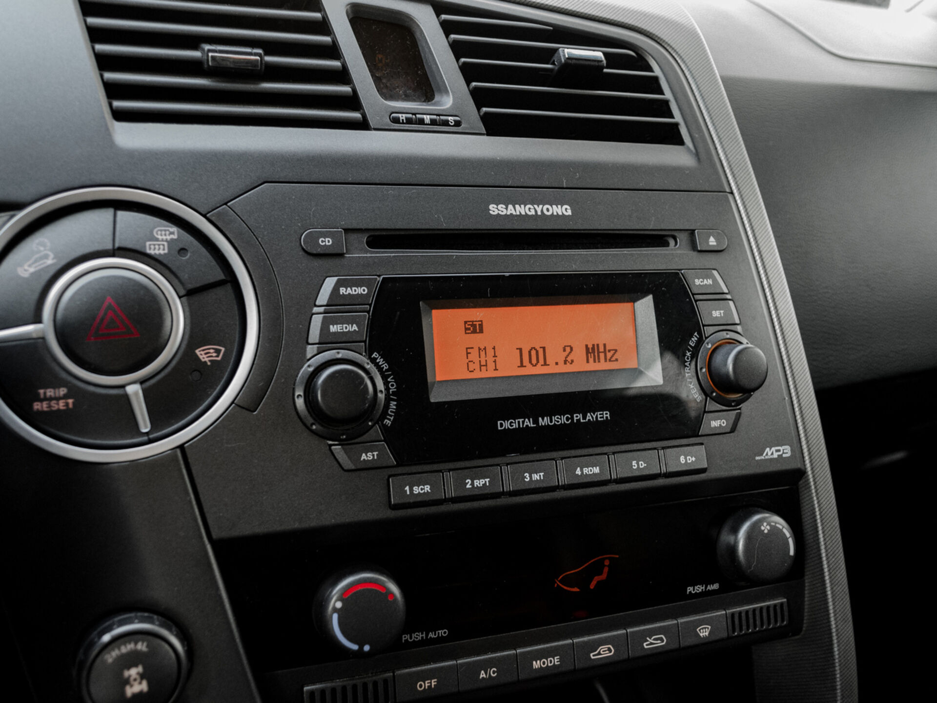 Купить SsangYong Kyron 6-speed 2.3 AT (150 л.с.) 4WD, 2014 в Екатеренбурге