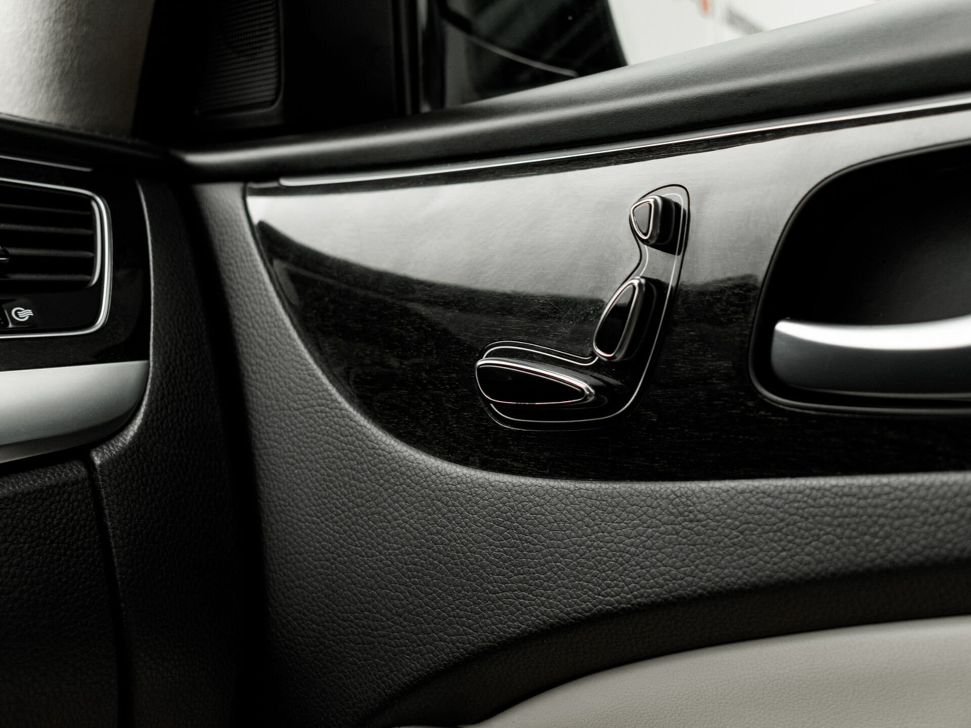 Купить Hyundai Equus 5.0 AT (430 л.с.), 2015 в Екатеренбурге