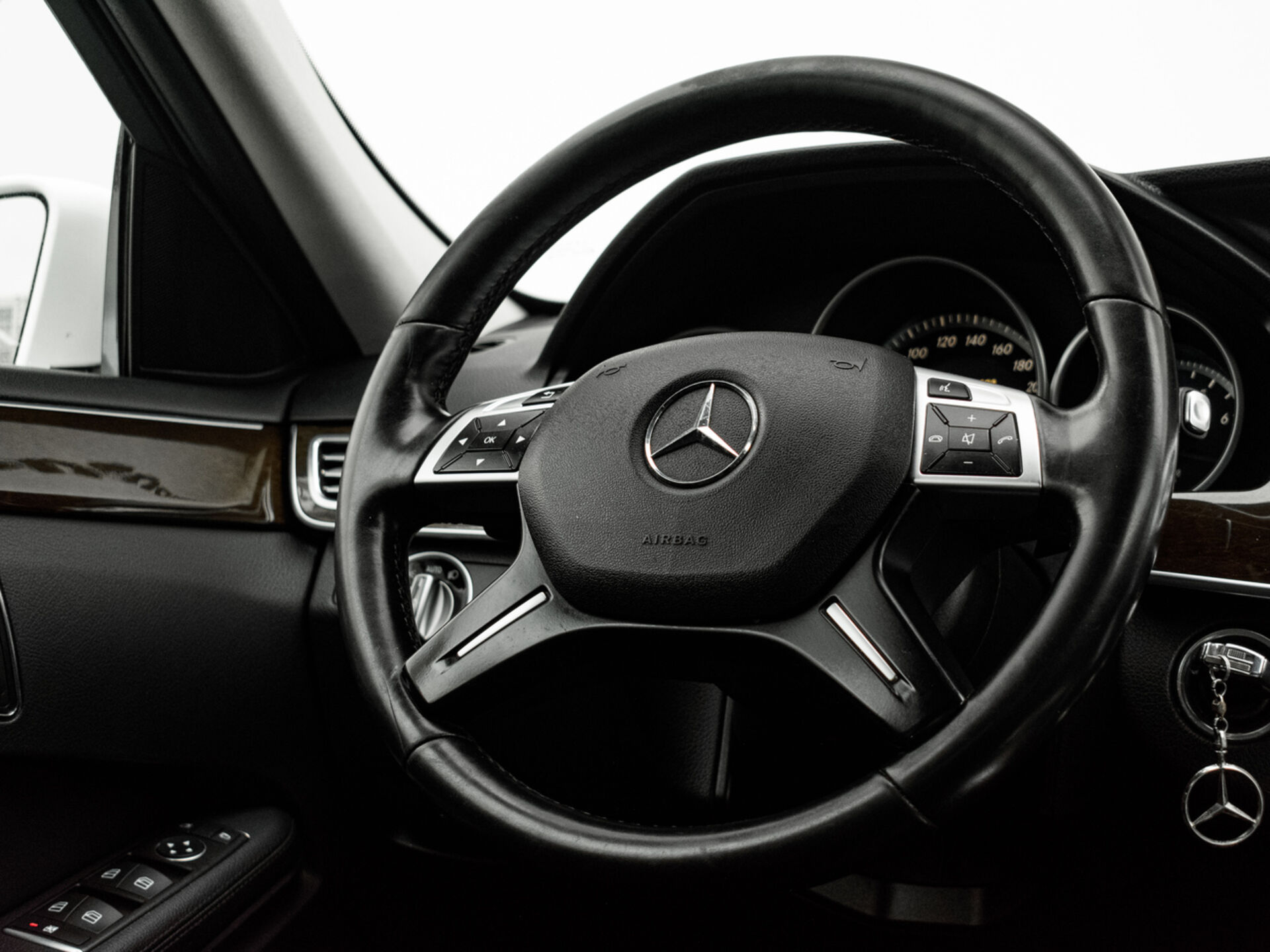 Купить Mercedes-Benz E-Класс 200 2.0 AT (184 л.с.), 2014 в Екатеренбурге