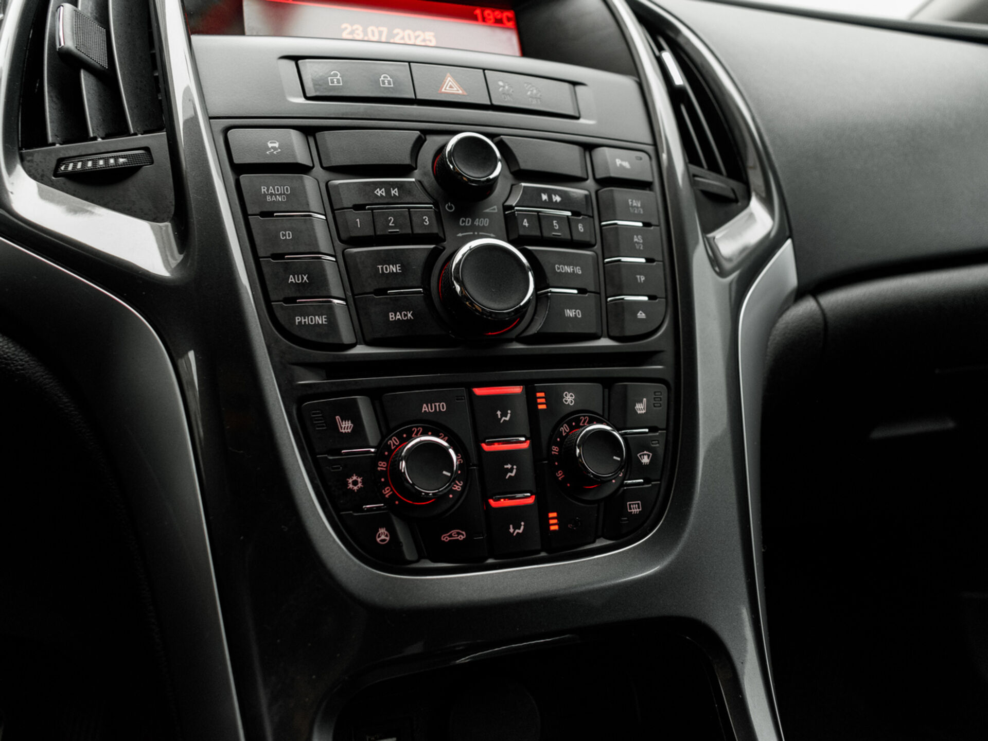 Купить Opel Astra 1.6 MT (115 л.с.), 2013 в Екатеренбурге
