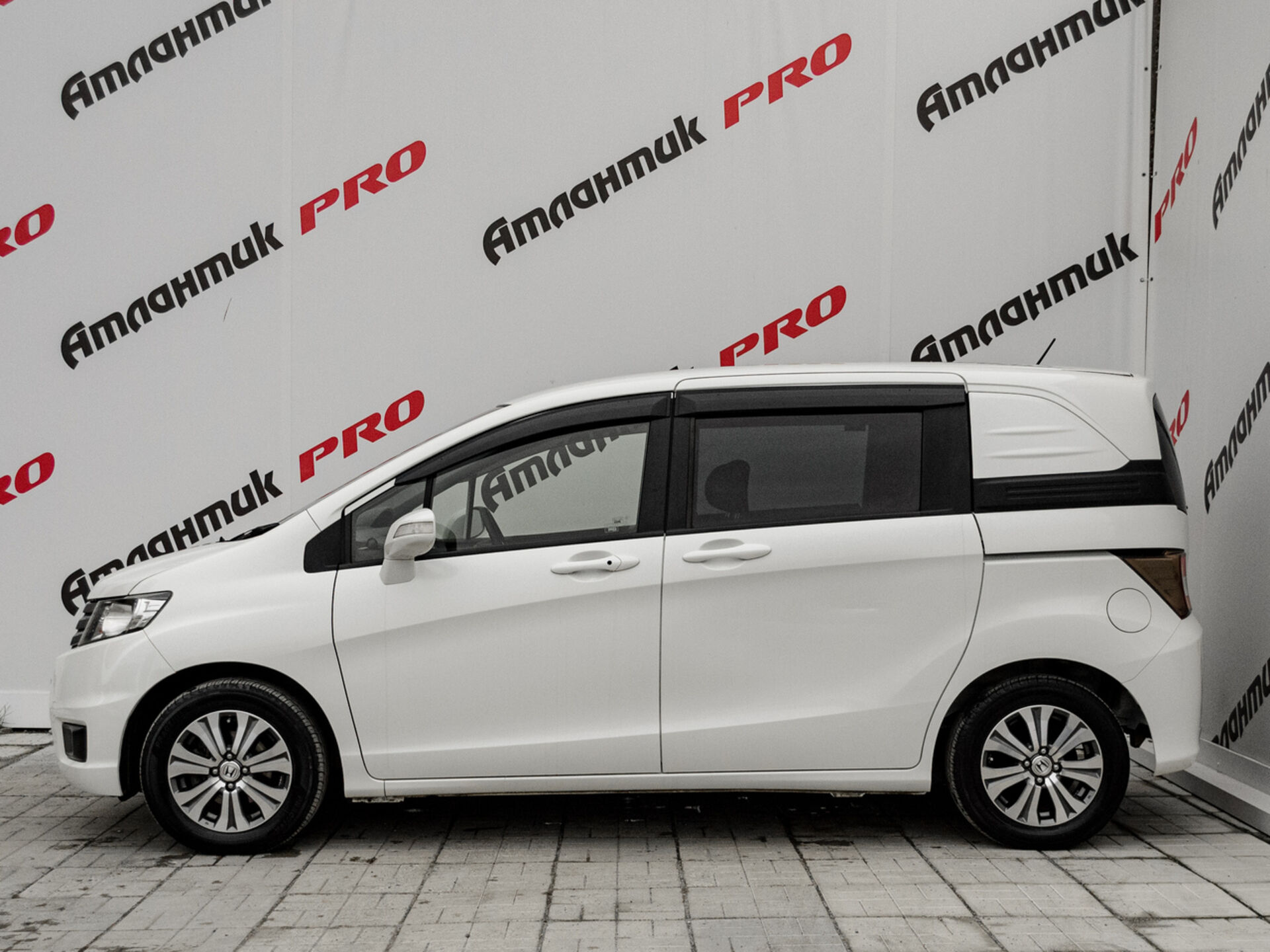 Купить Honda Freed 1.5 CVT (118 л.с.), 2012 в Екатеренбурге