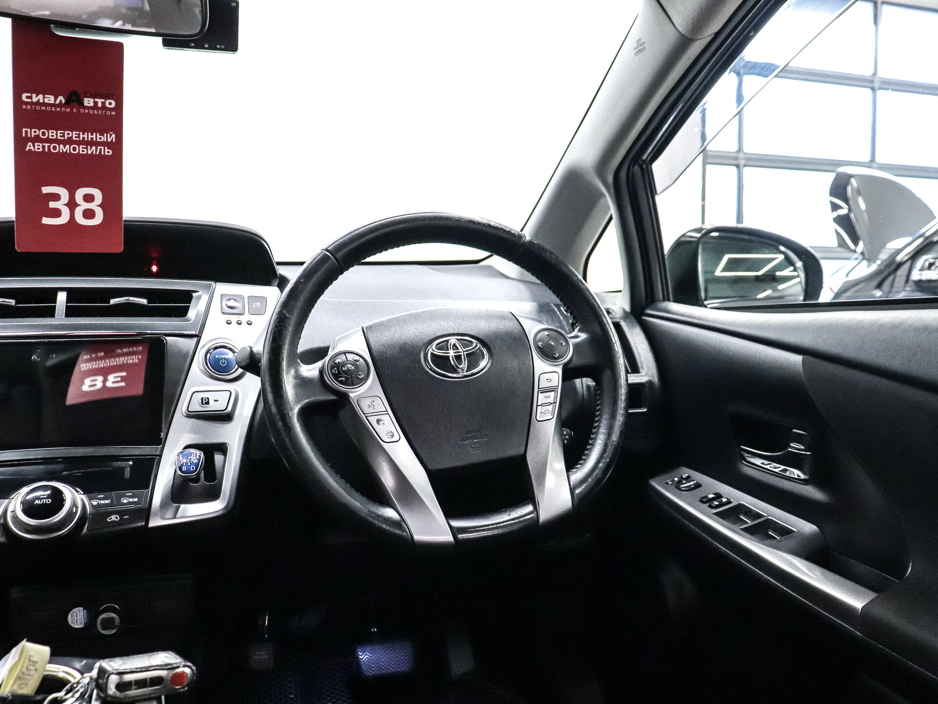 Toyota Prius Alpha 2018 18