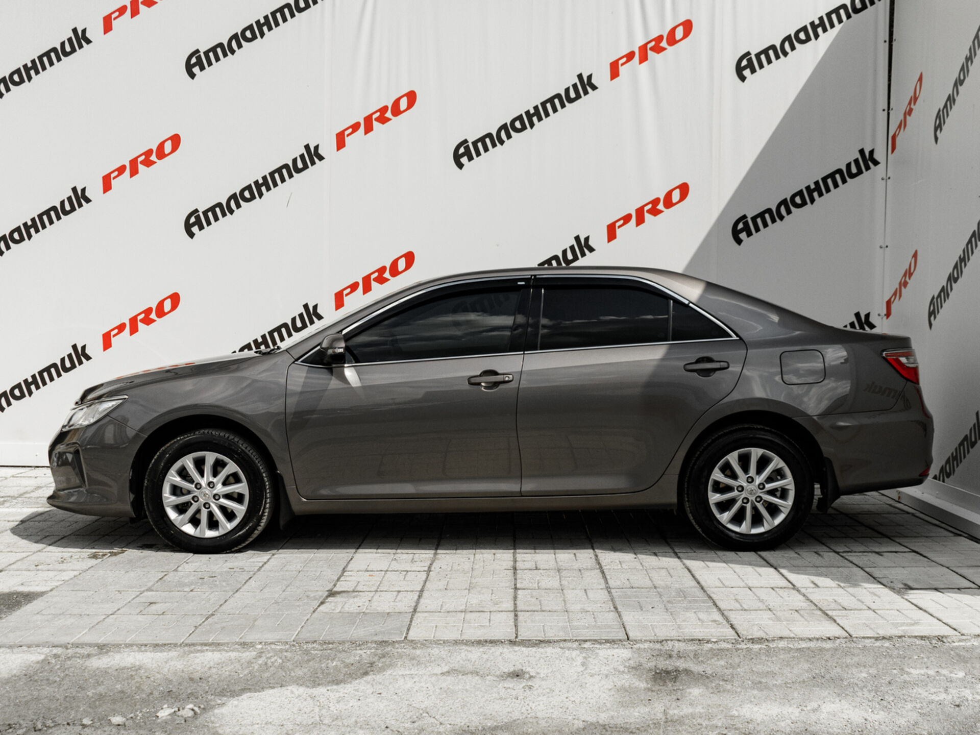 Купить Toyota Camry 2.0 AT (150 л.с.), 2015 в Екатеренбурге