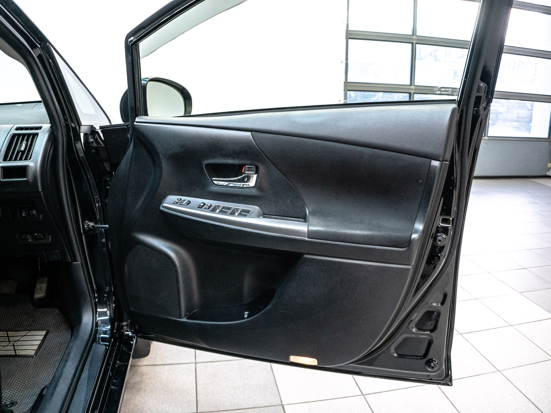 Toyota Prius Alpha 2015 6