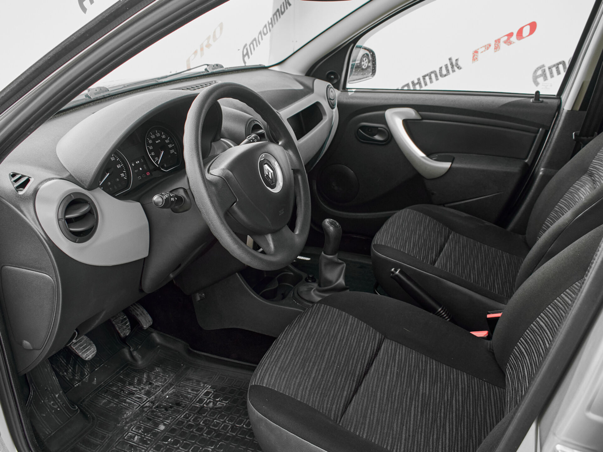 Купить Renault Sandero 1.6 MT (84 л.с.), 2013 в Екатеренбурге