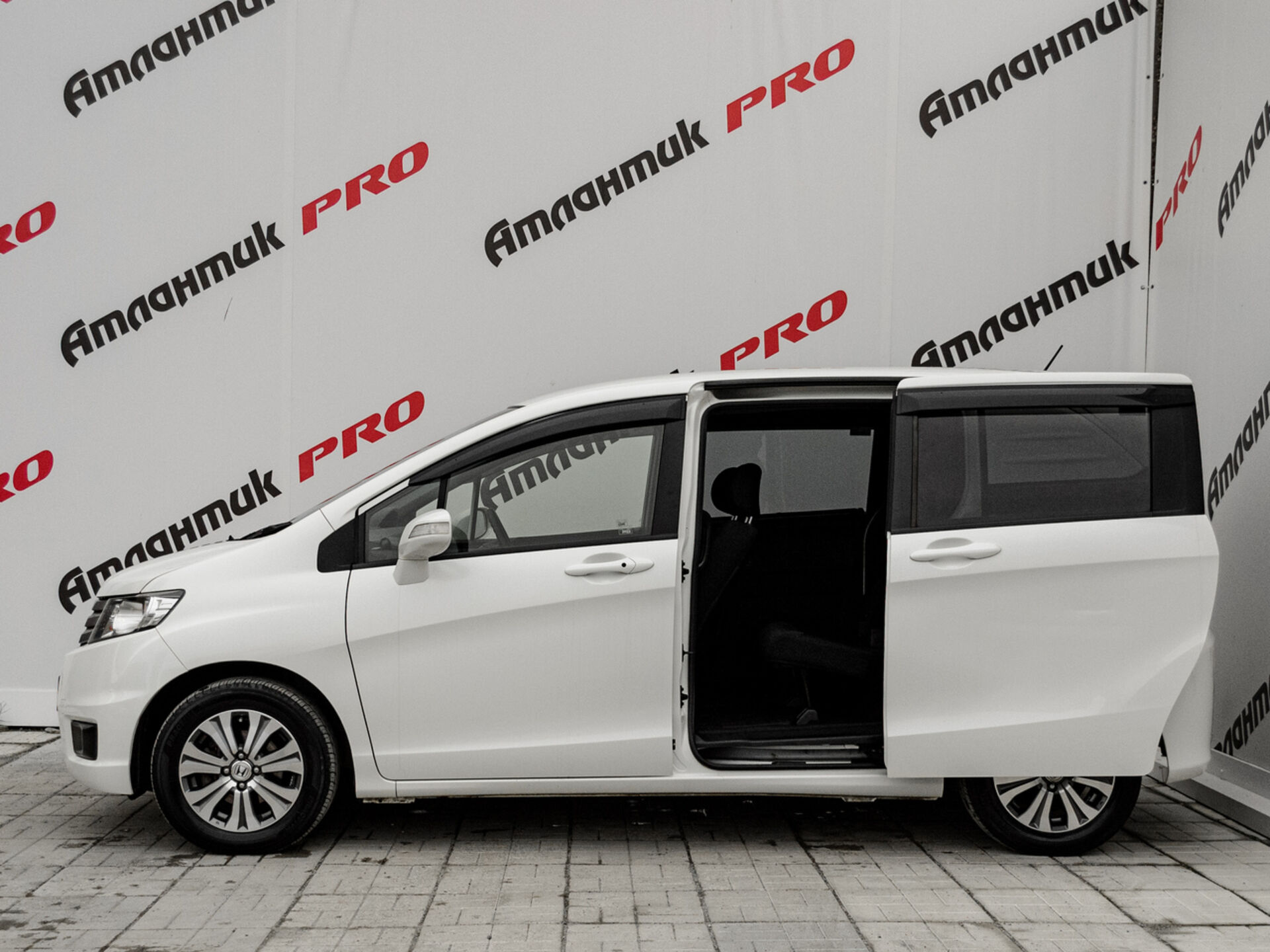 Купить Honda Freed 1.5 CVT (118 л.с.), 2012 в Екатеренбурге