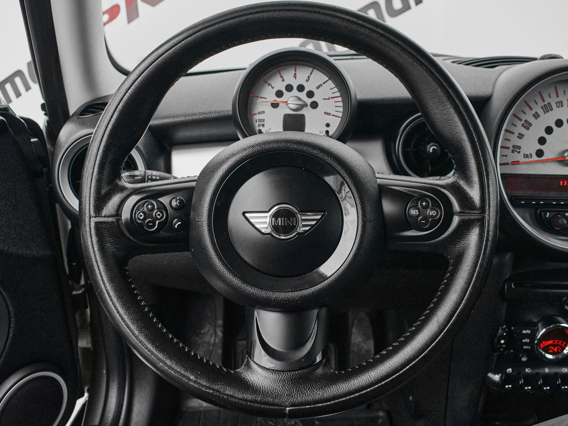 Купить MINI Hatch Cooper 1.6 AT (122 л.с.), 2011 в Екатеренбурге