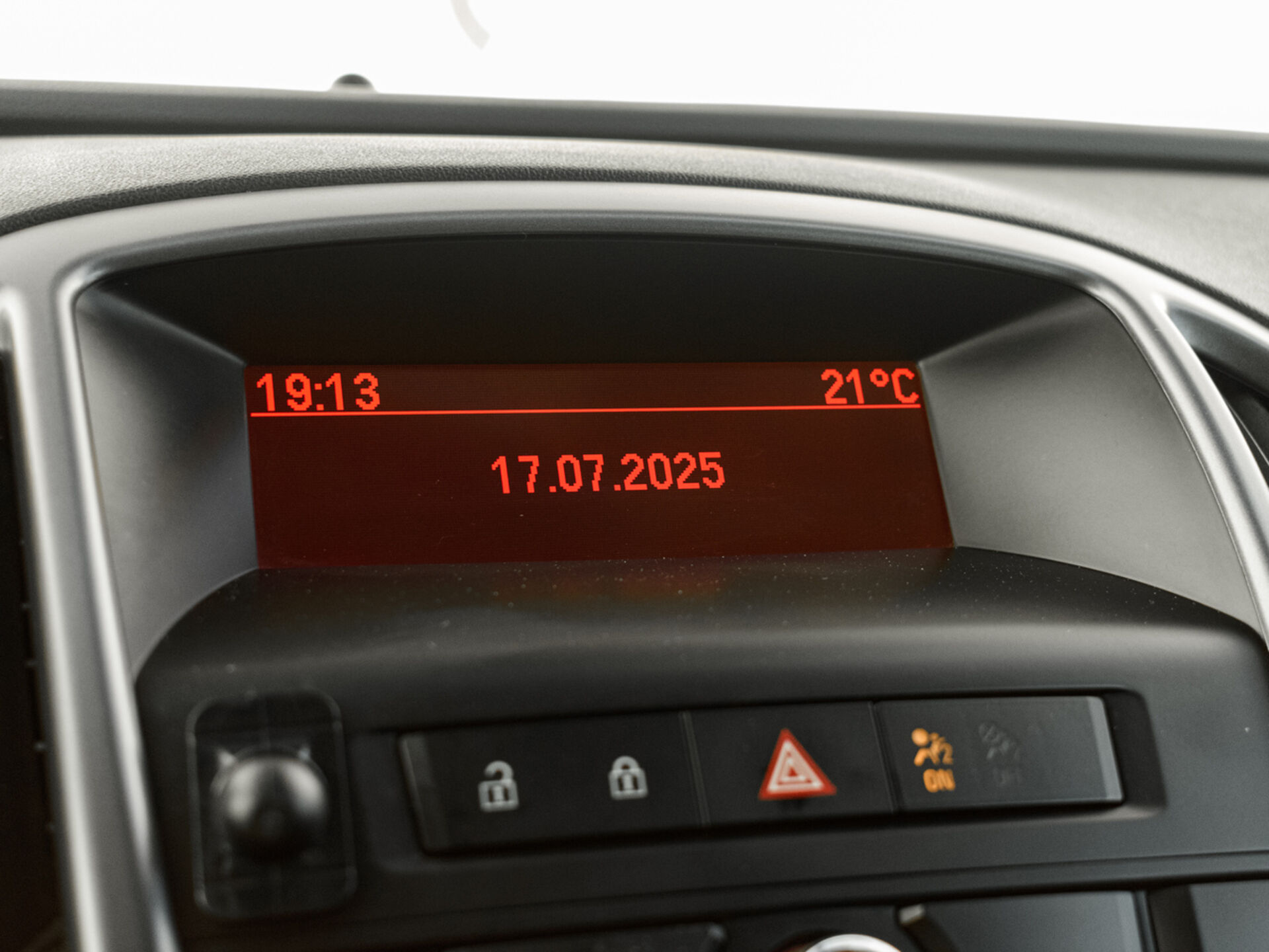 Купить Opel Astra 1.6 MT (115 л.с.), 2013 в Екатеренбурге