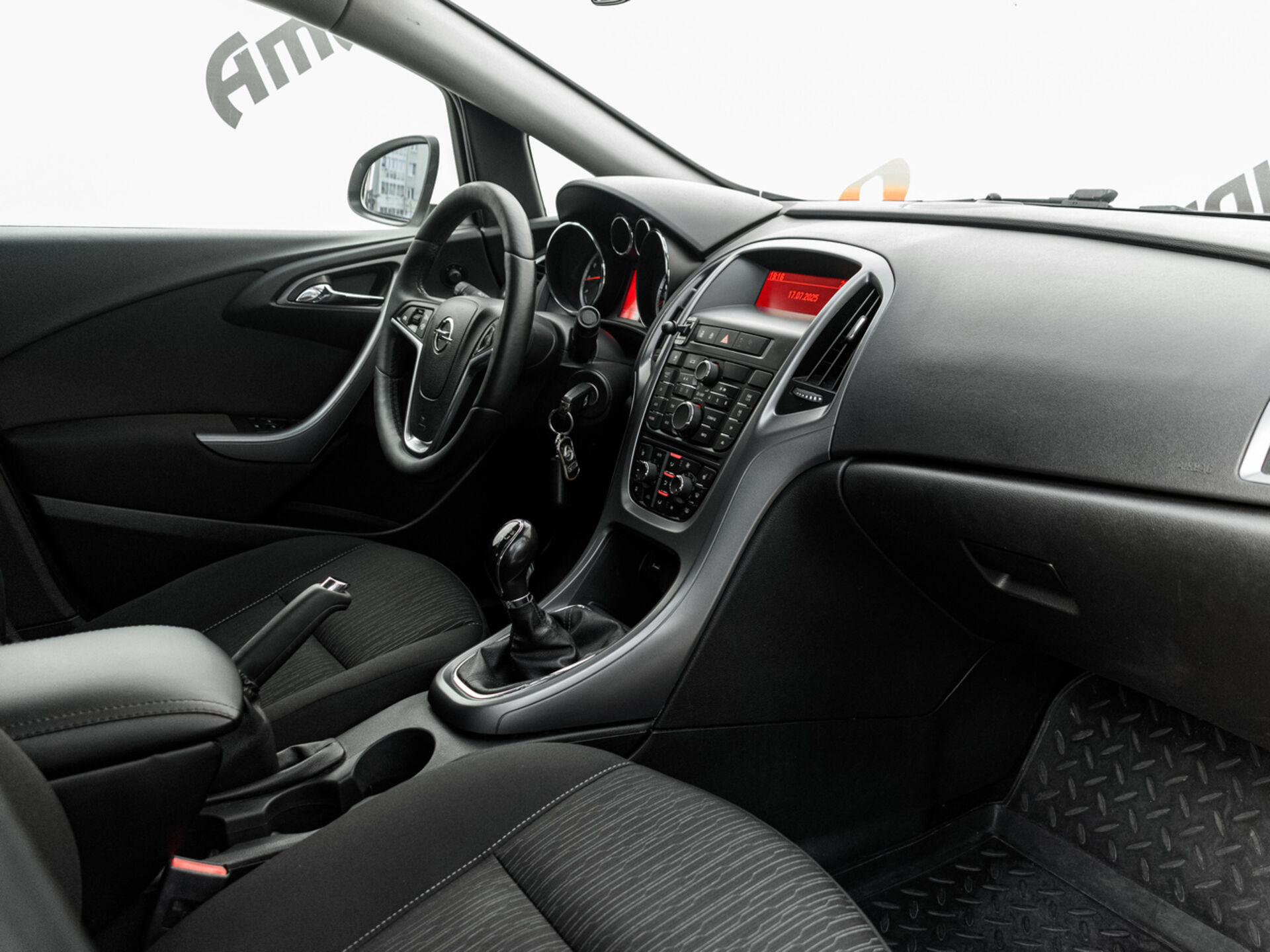 Купить Opel Astra 1.6 MT (115 л.с.), 2013 в Екатеренбурге