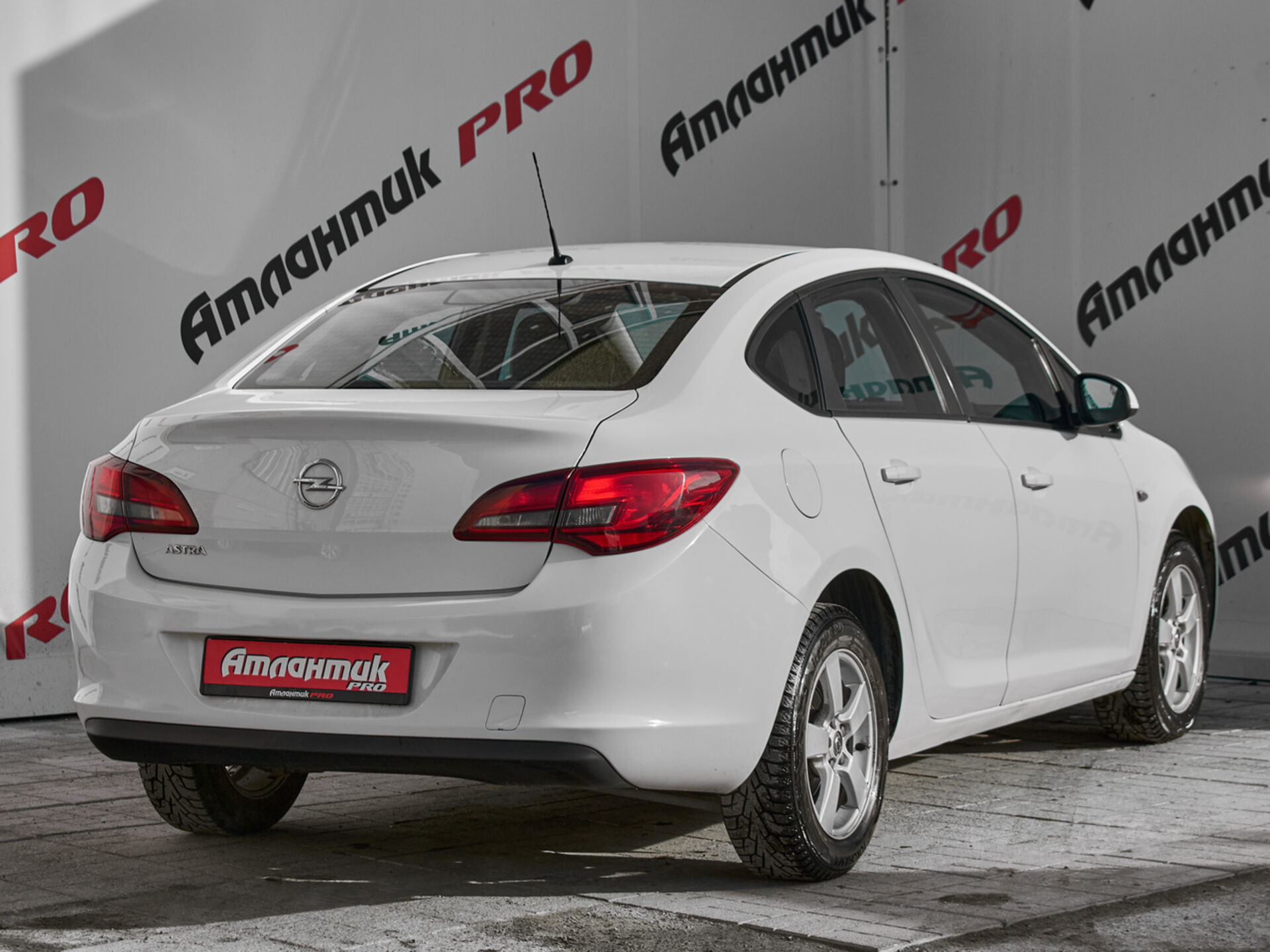 Купить Opel Astra 1.6 AT (115 л.с.), 2013 в Екатеренбурге