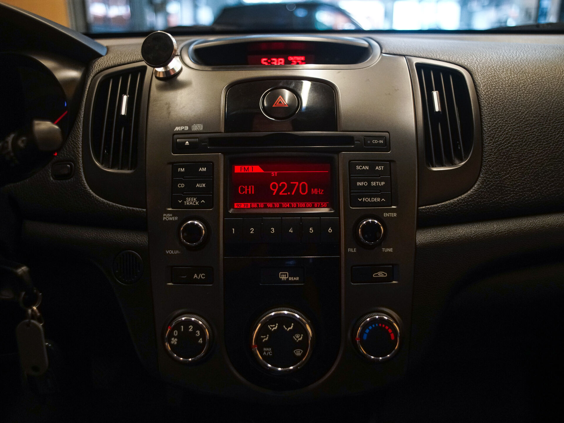 Kia Cerato 2011 16