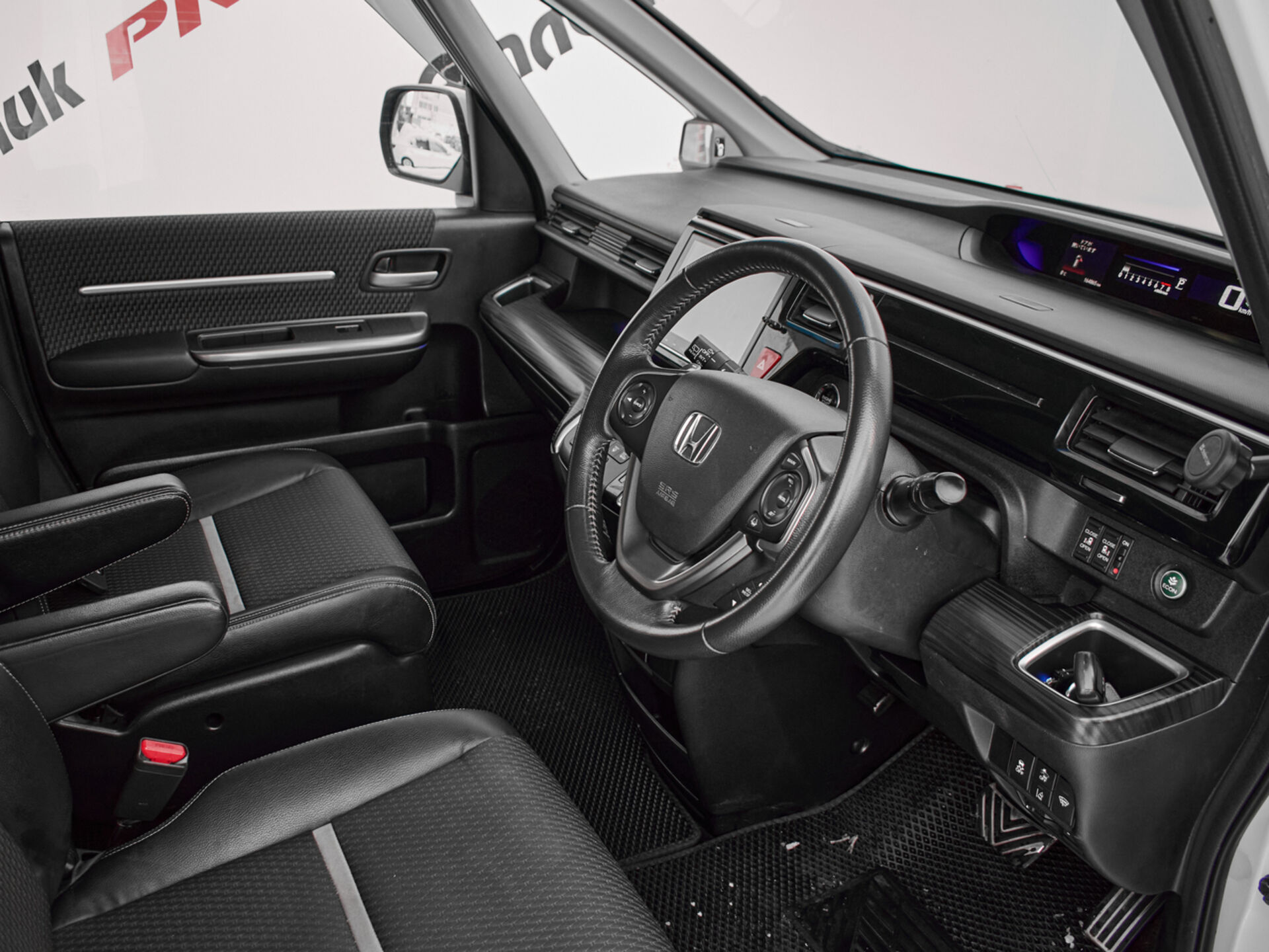 Купить Honda Stepwgn Spada 1.5 CVT (150 л.с.) 4WD, 2016 в Екатеренбурге