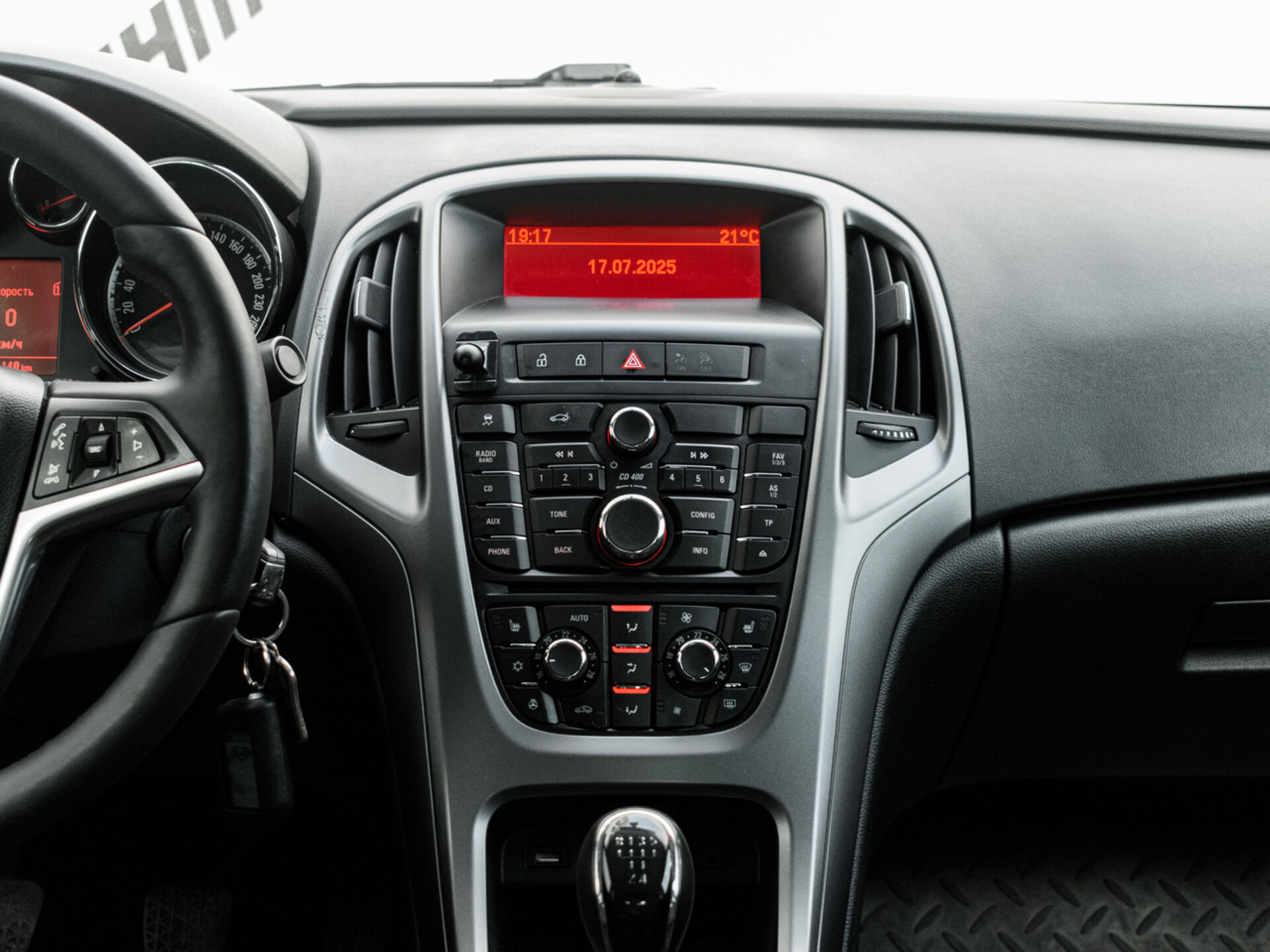 Купить Opel Astra 1.6 MT (115 л.с.), 2013 в Екатеренбурге